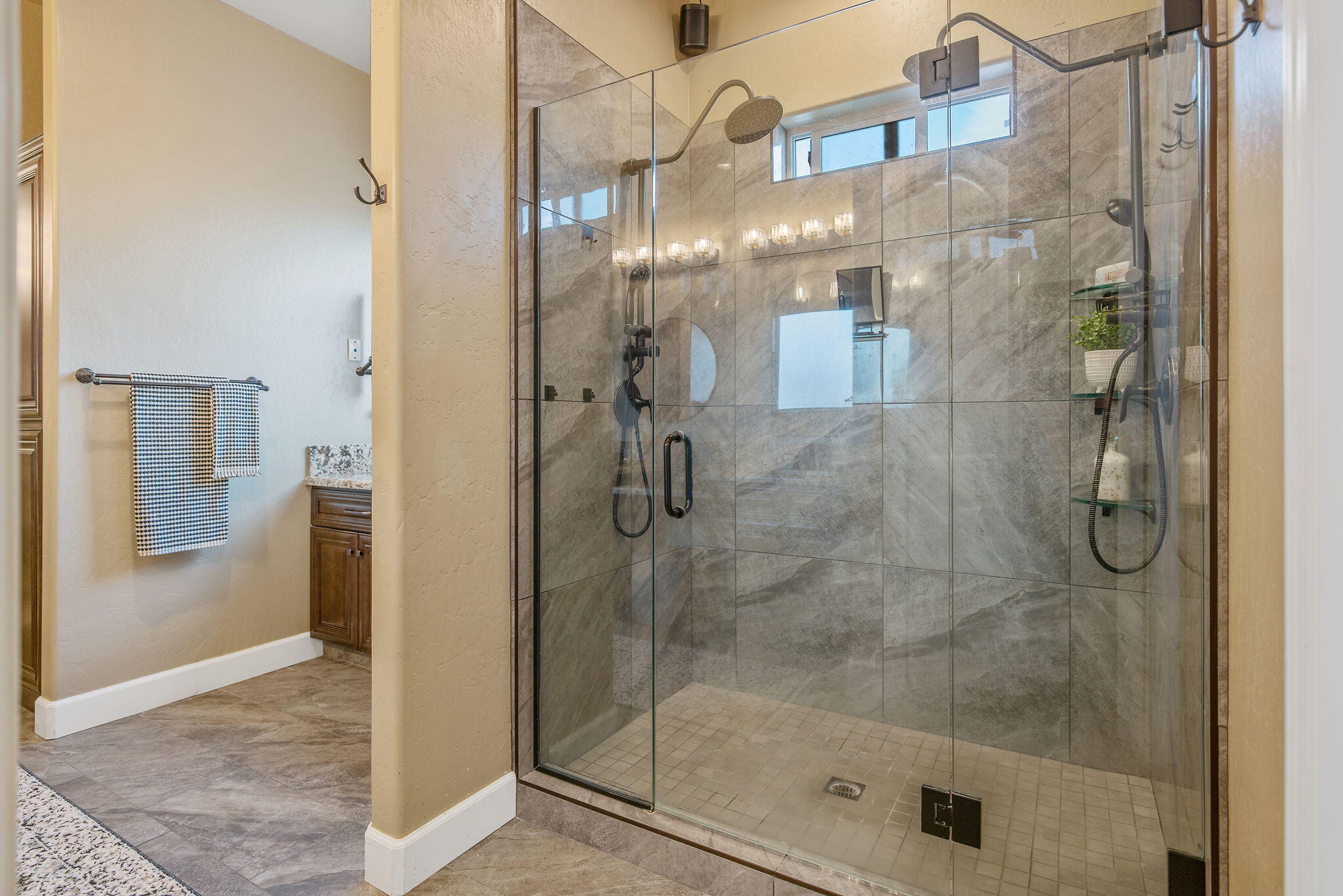 2433 Diamante Dr, Tulare, CA 93274