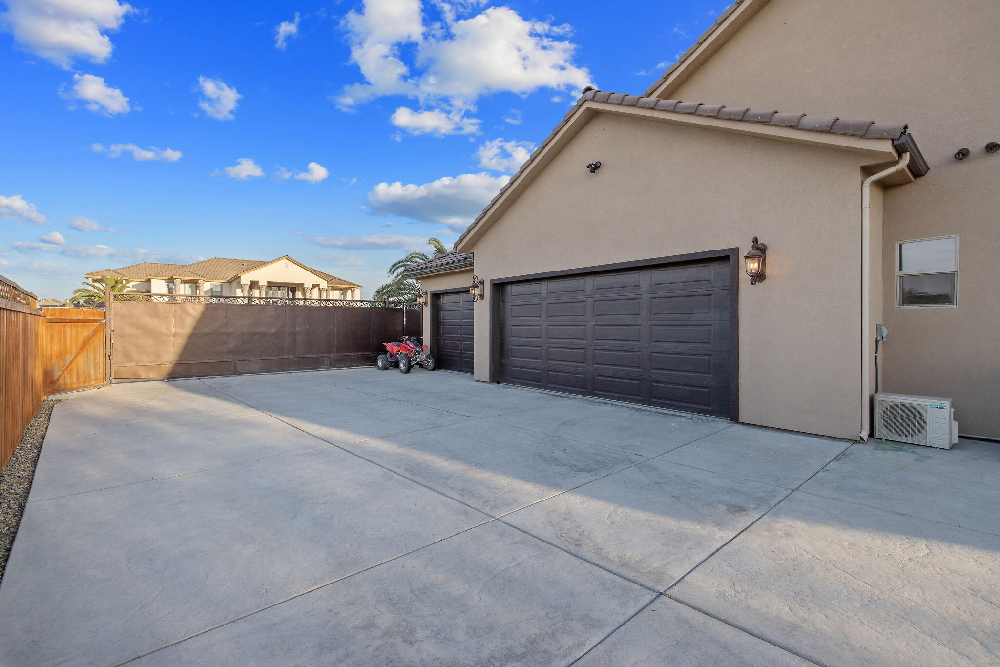 2433 Diamante Dr, Tulare, CA 93274