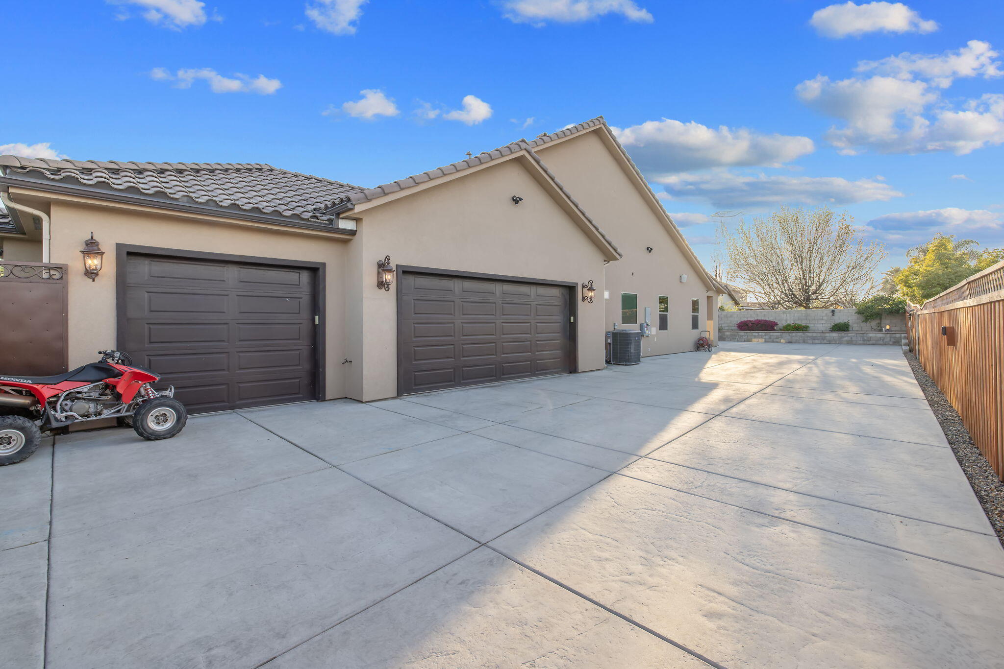 2433 Diamante Dr, Tulare, CA 93274