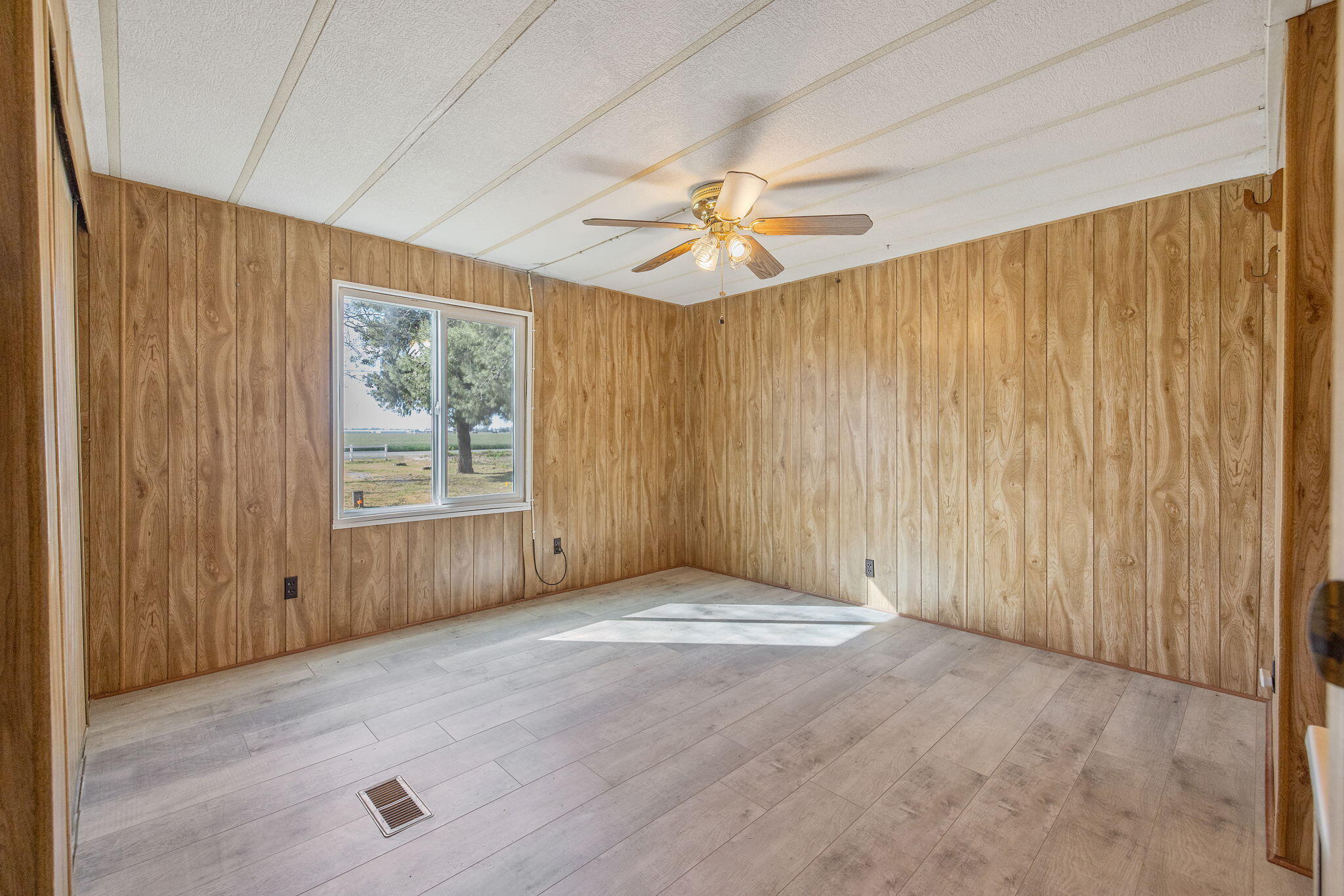 13941 9th Ave, Hanford, CA 93230