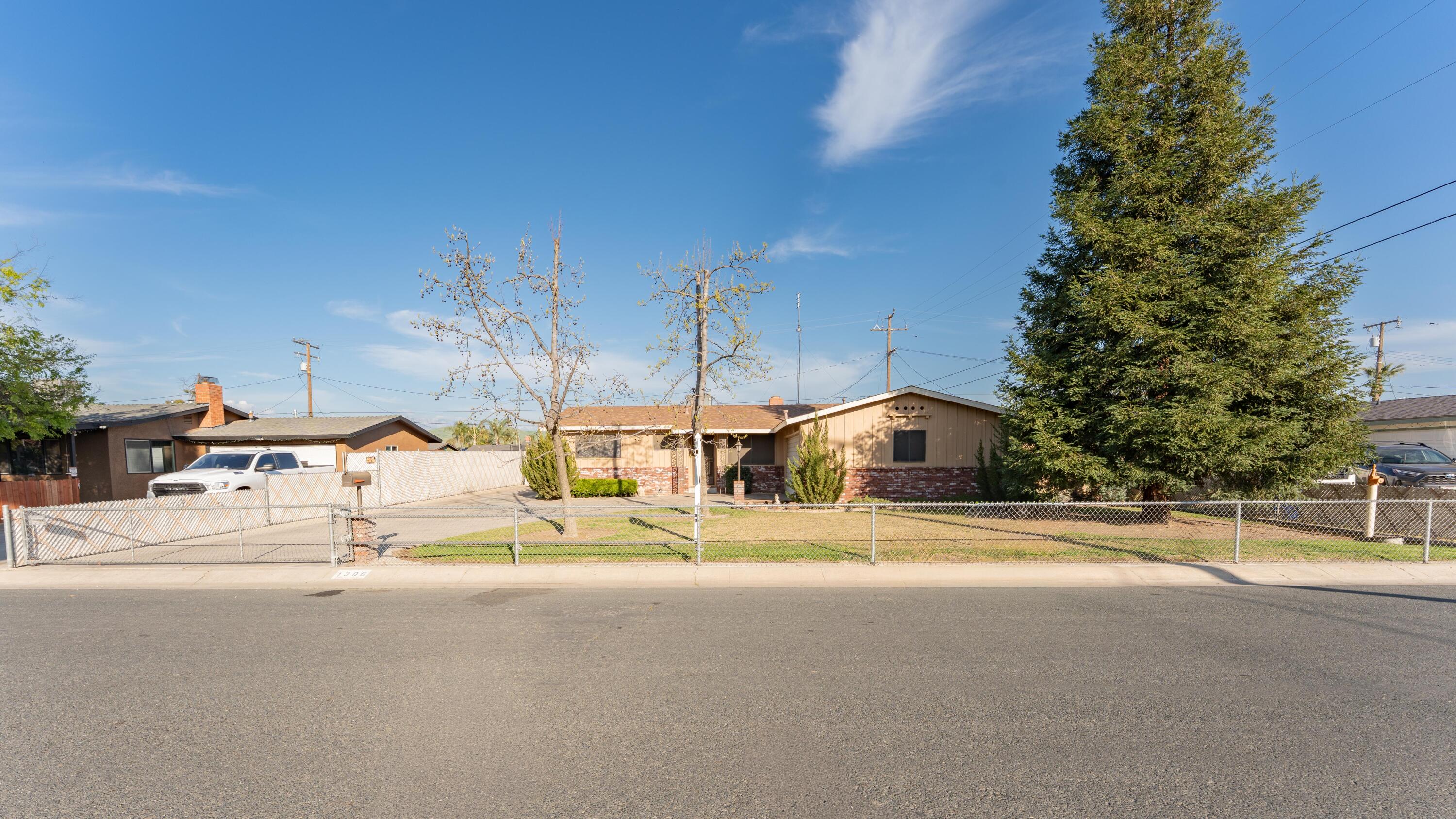 1306 Lowery St, Porterville, CA 93257