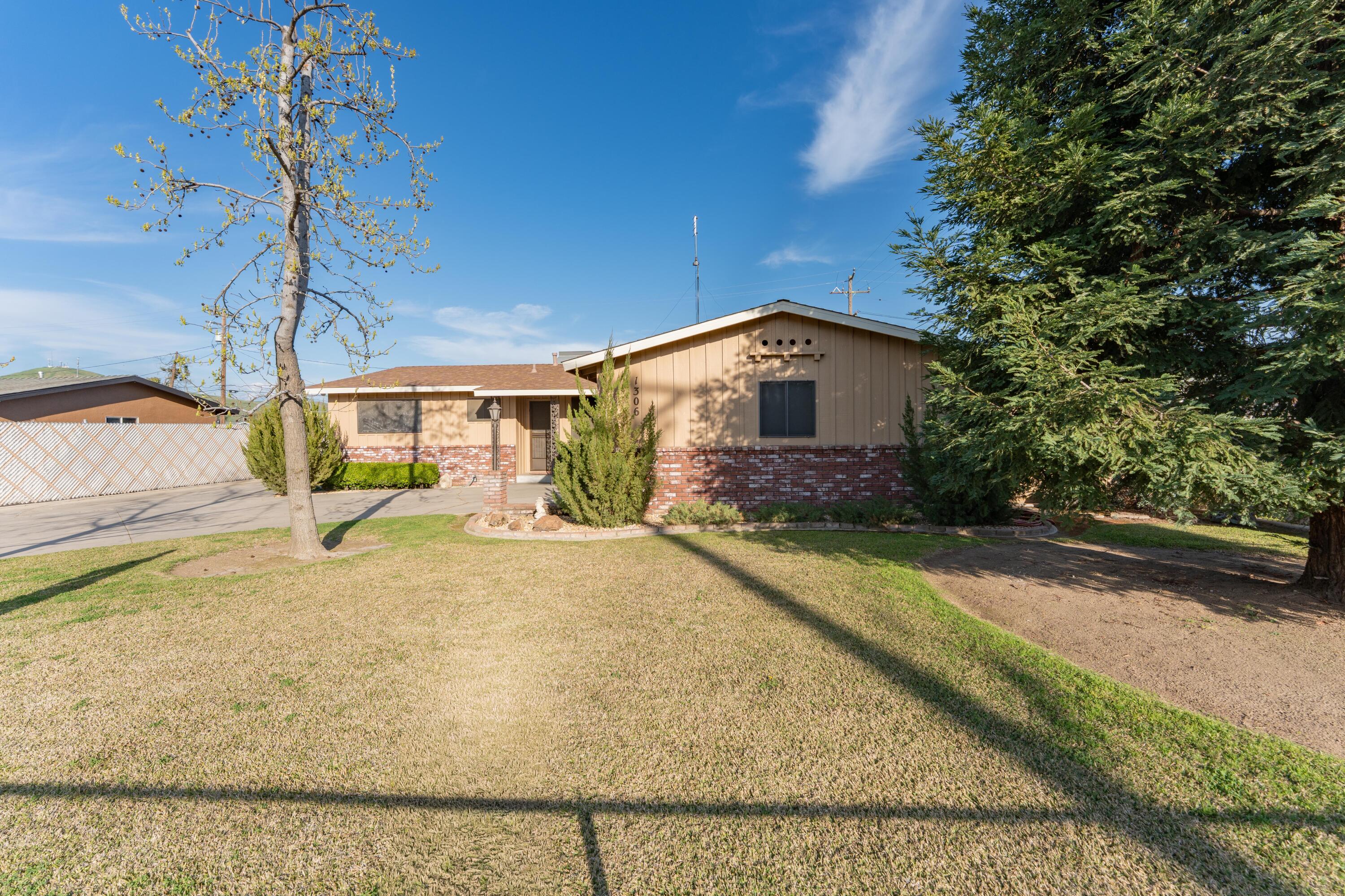 1306 Lowery St, Porterville, CA 93257