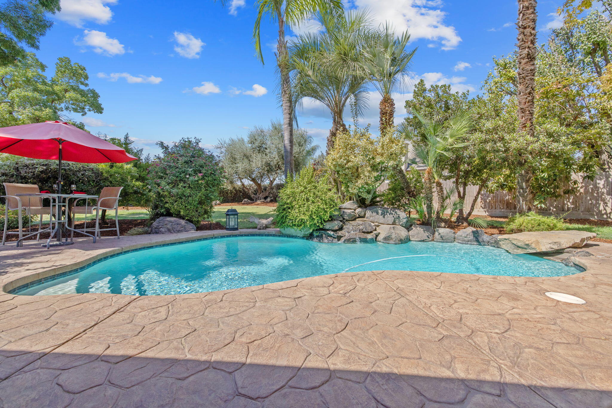 6030 W Country Ct, Visalia, CA 93277