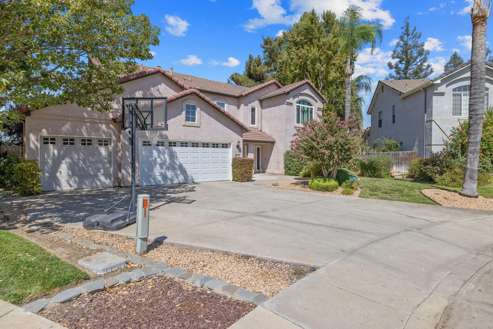 6030 W Country Ct, Visalia, CA 93277