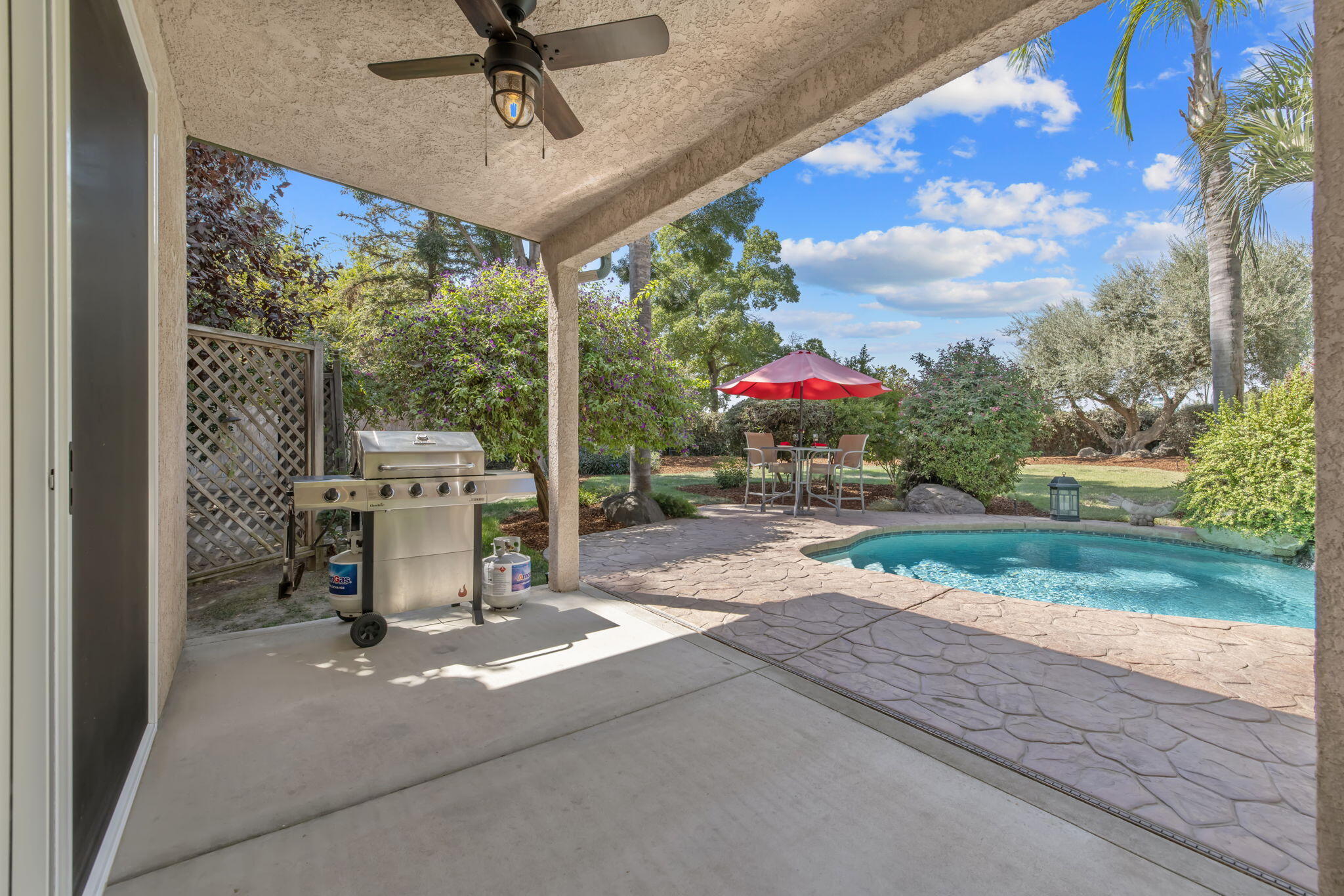 6030 W Country Ct, Visalia, CA 93277