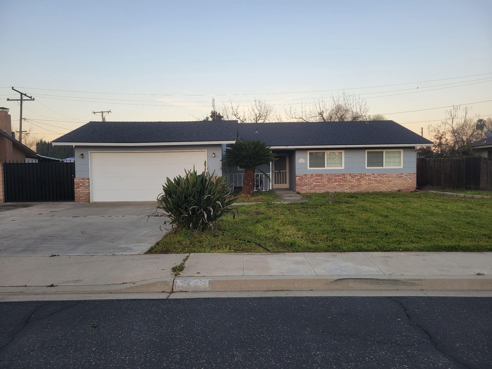 2445 S Memory St, Visalia, CA 93277