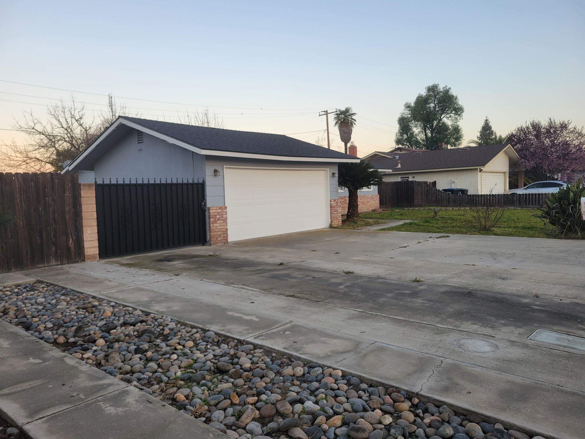 2445 S Memory St, Visalia, CA 93277