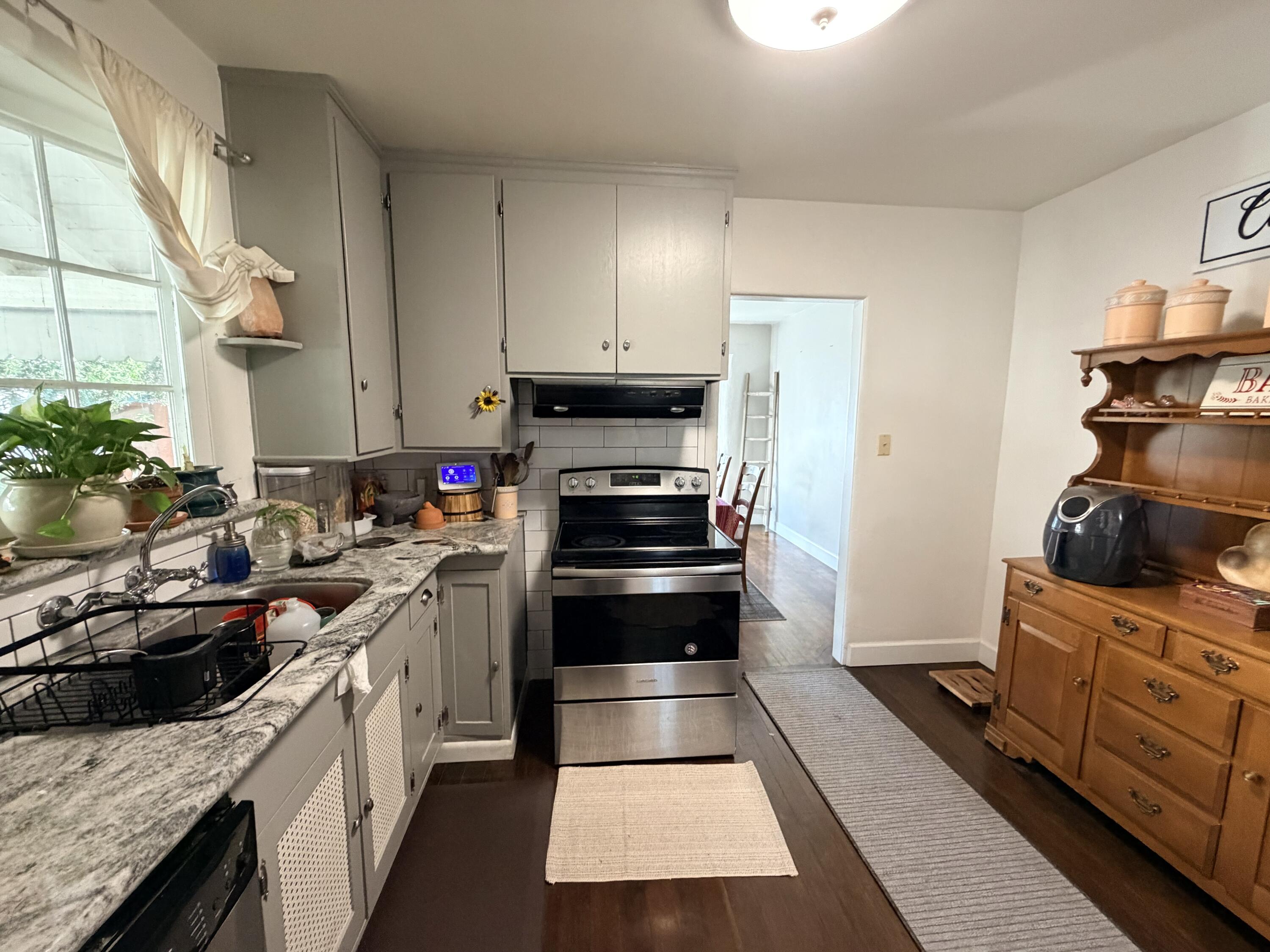 1072 E E Sycamore Ave, Tulare, CA 93274