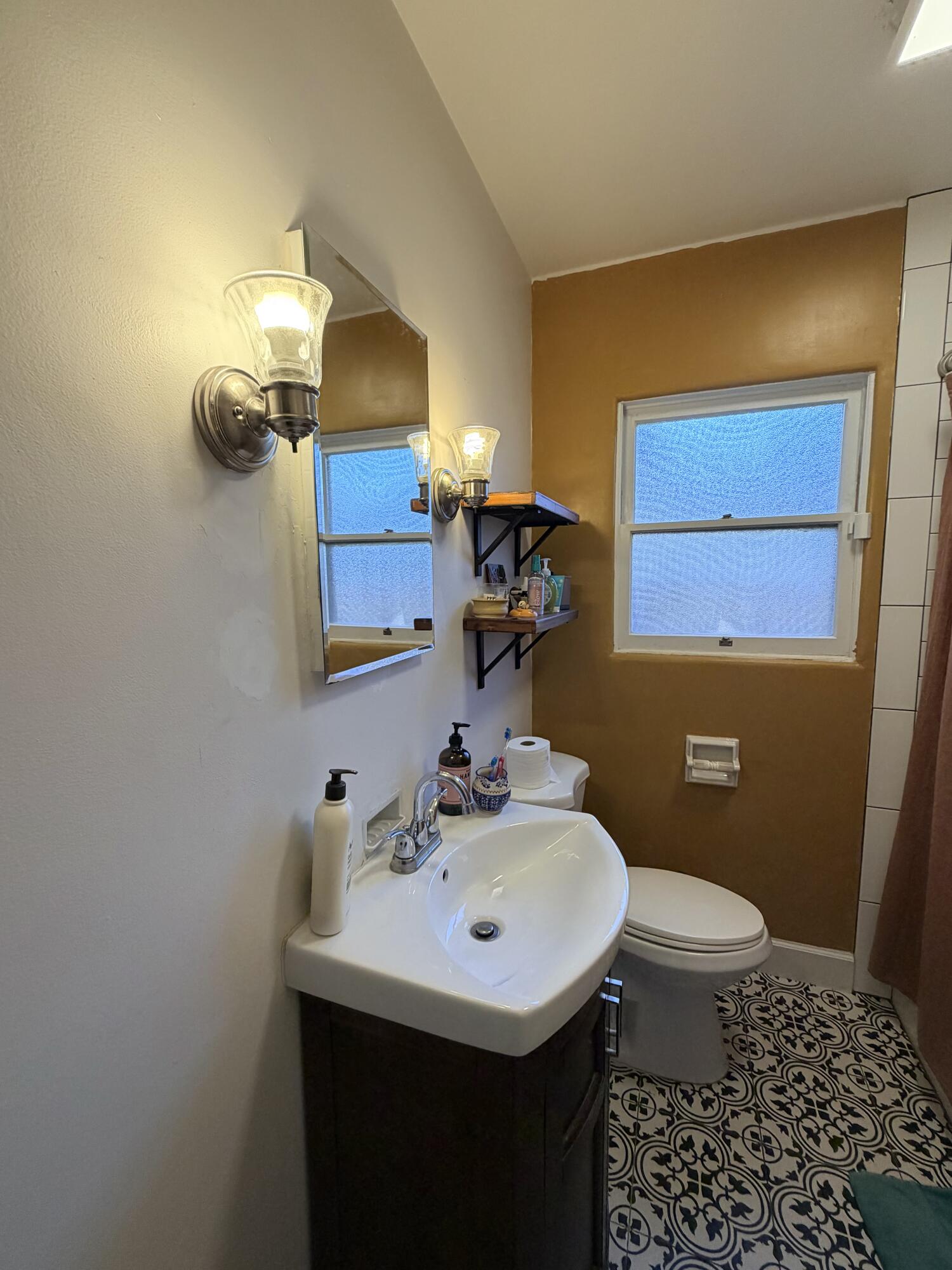 1072 E E Sycamore Ave, Tulare, CA 93274