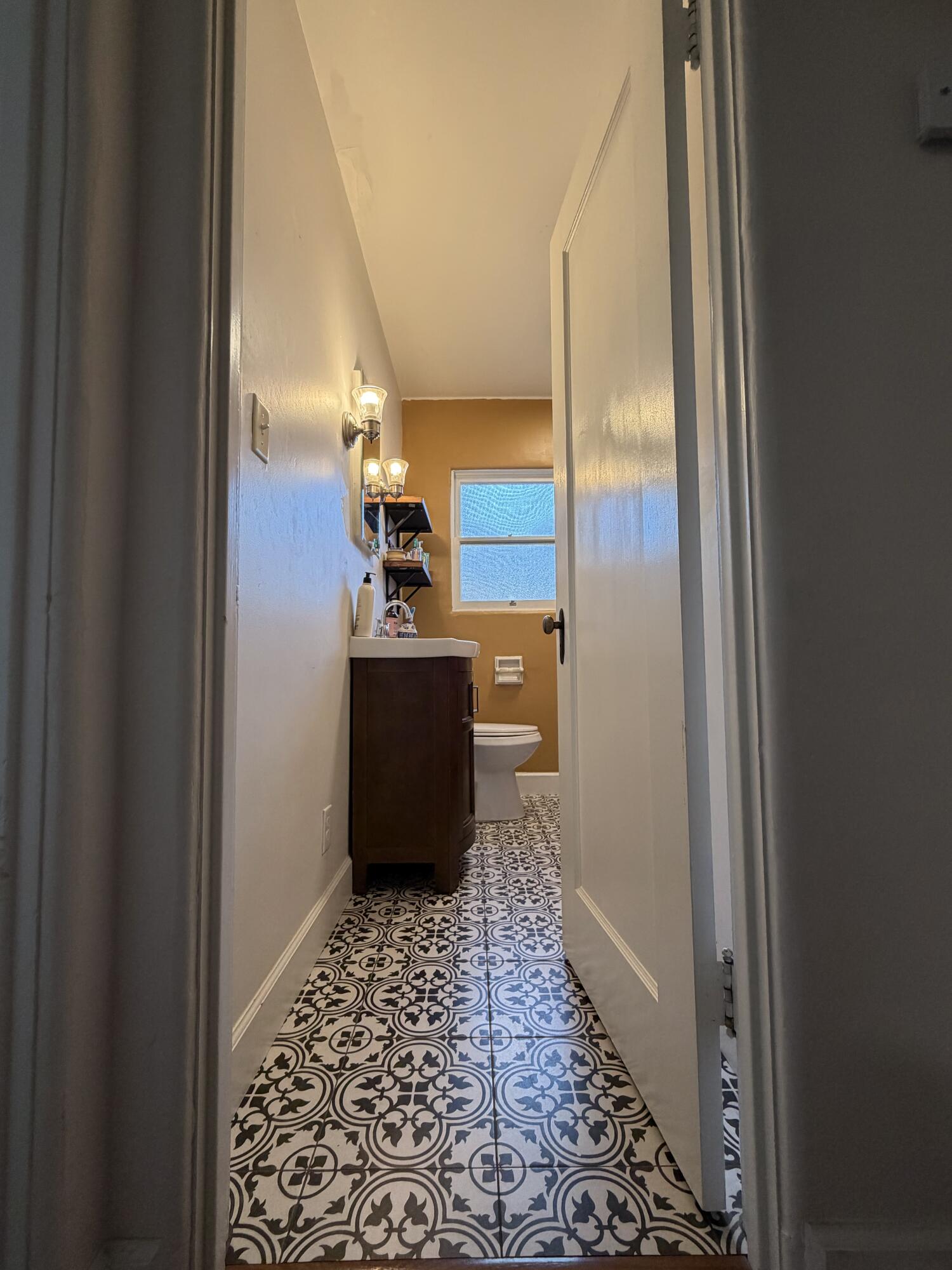 1072 E E Sycamore Ave, Tulare, CA 93274