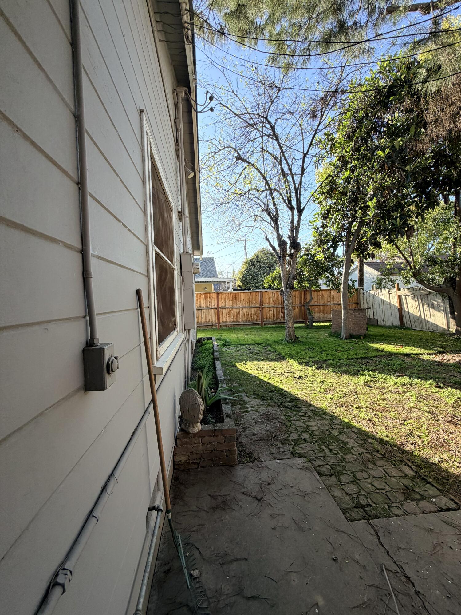 1072 E E Sycamore Ave, Tulare, CA 93274