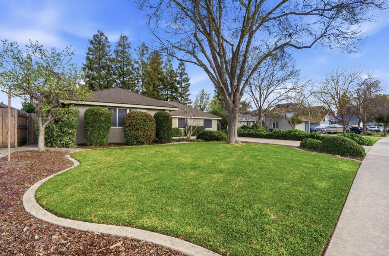 2936 S Conyer St, Visalia, CA 93277