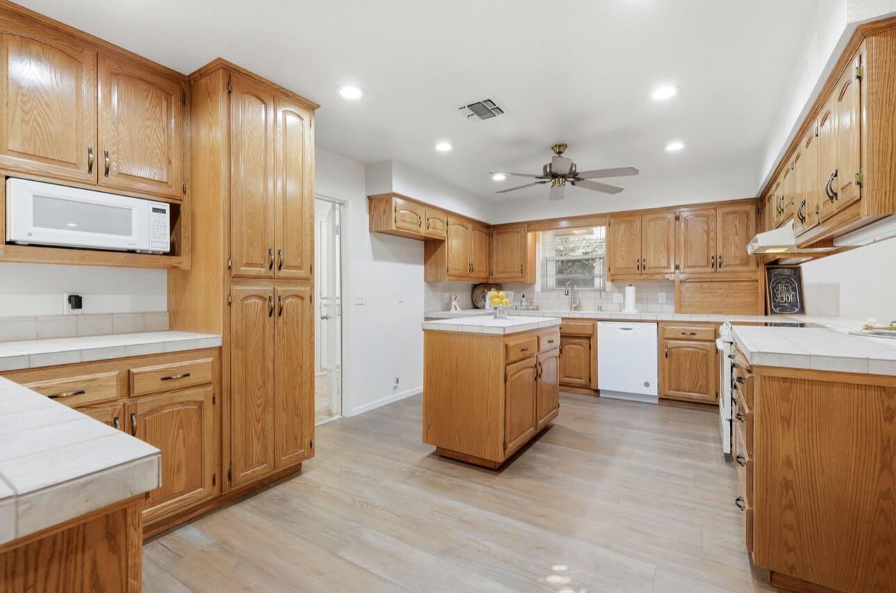 2936 S Conyer St, Visalia, CA 93277