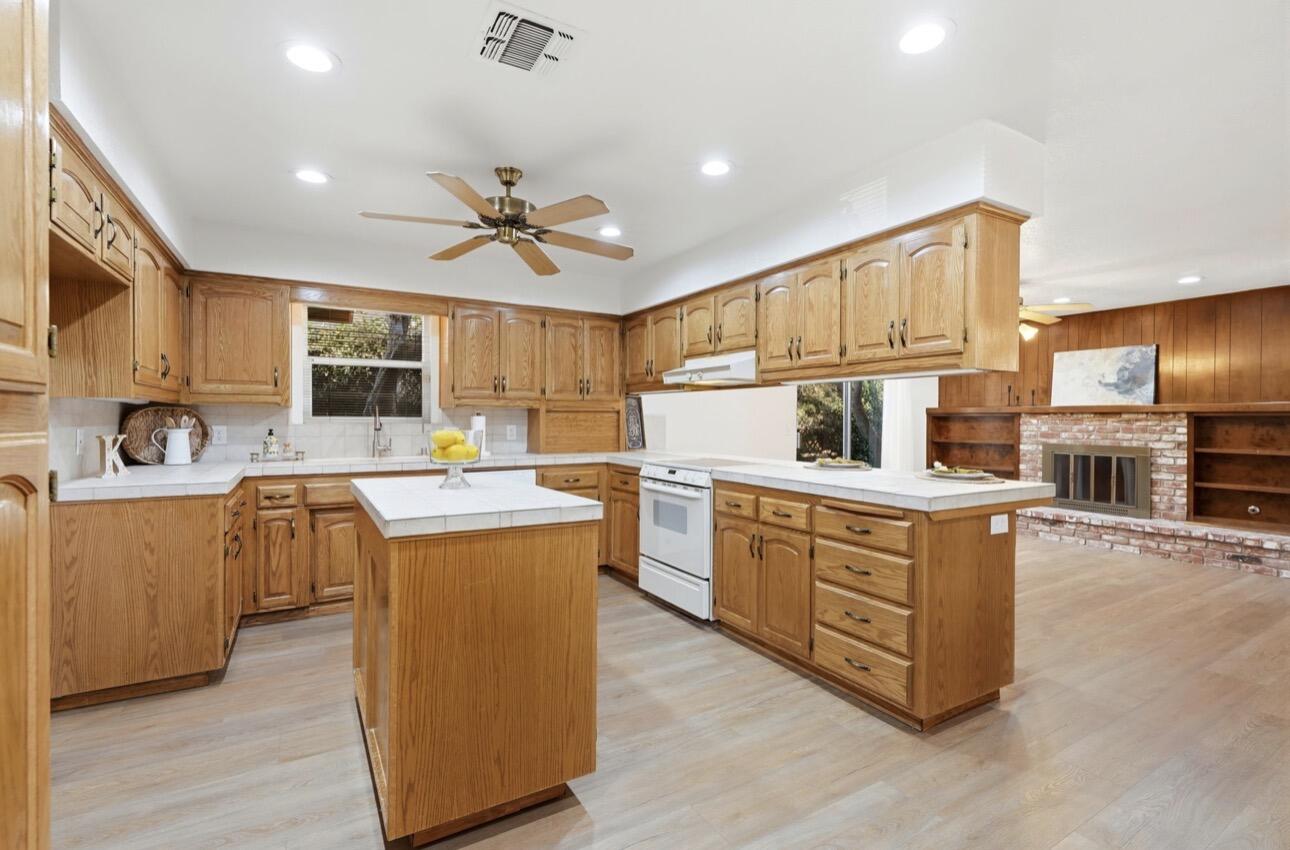 2936 S Conyer St, Visalia, CA 93277