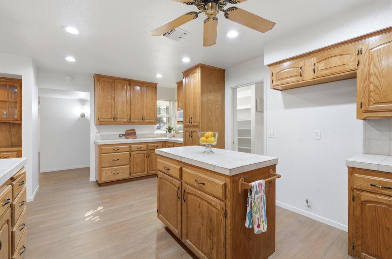 2936 S Conyer St, Visalia, CA 93277