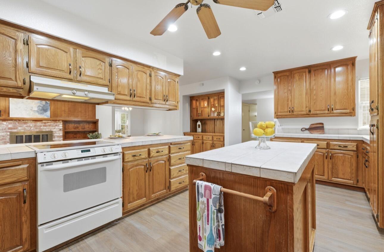 2936 S Conyer St, Visalia, CA 93277