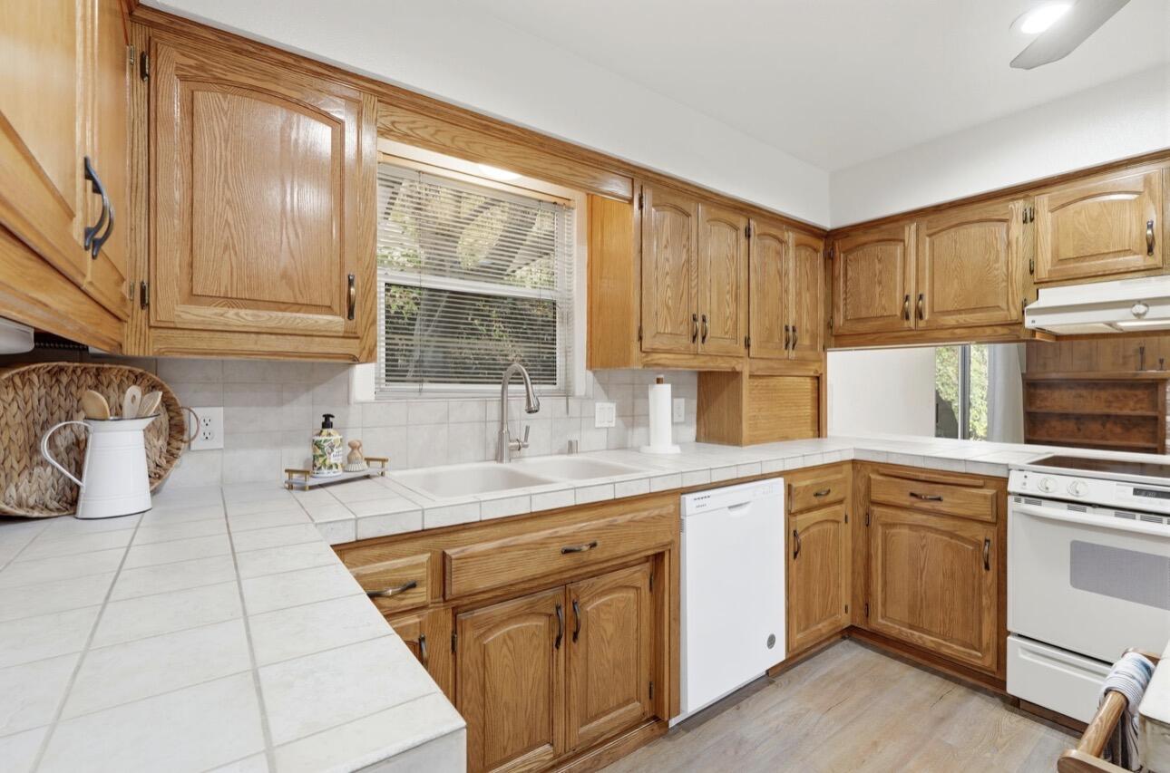 2936 S Conyer St, Visalia, CA 93277