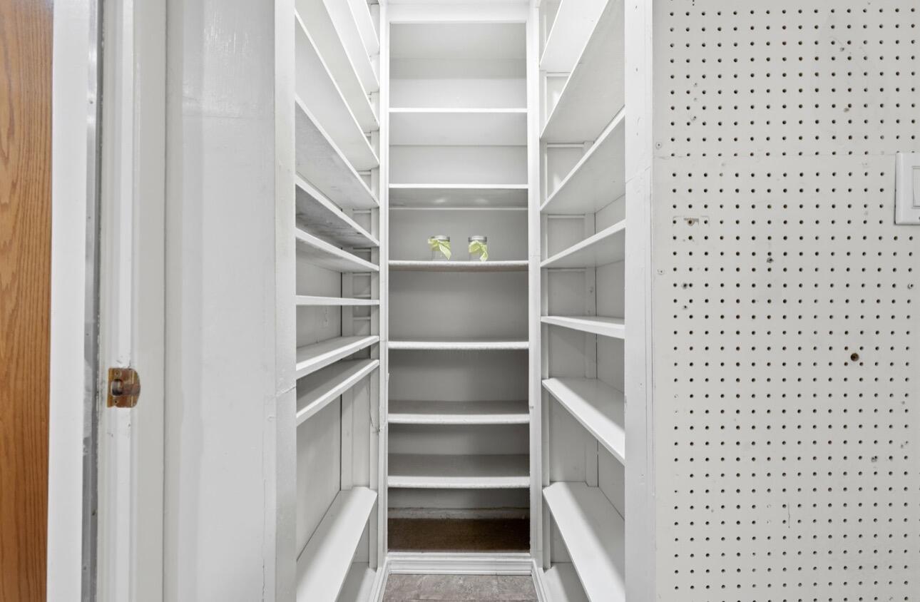 2936 S Conyer St, Visalia, CA 93277