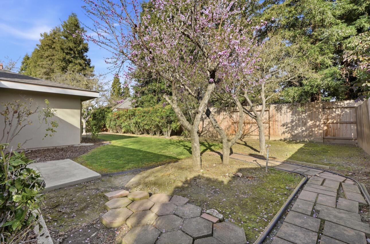 2936 S Conyer St, Visalia, CA 93277