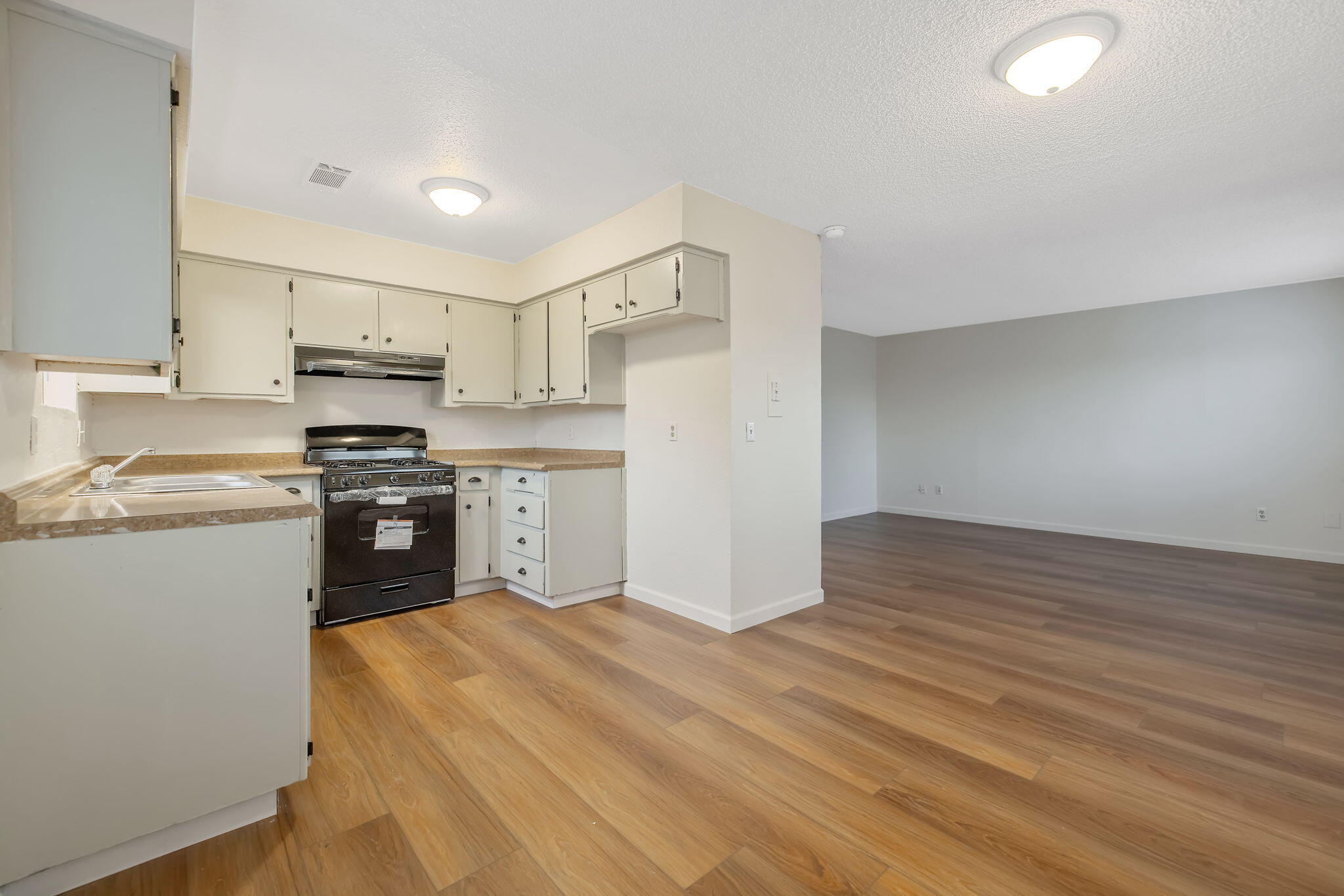 1399 Carla Ave, Pixley, CA 93256