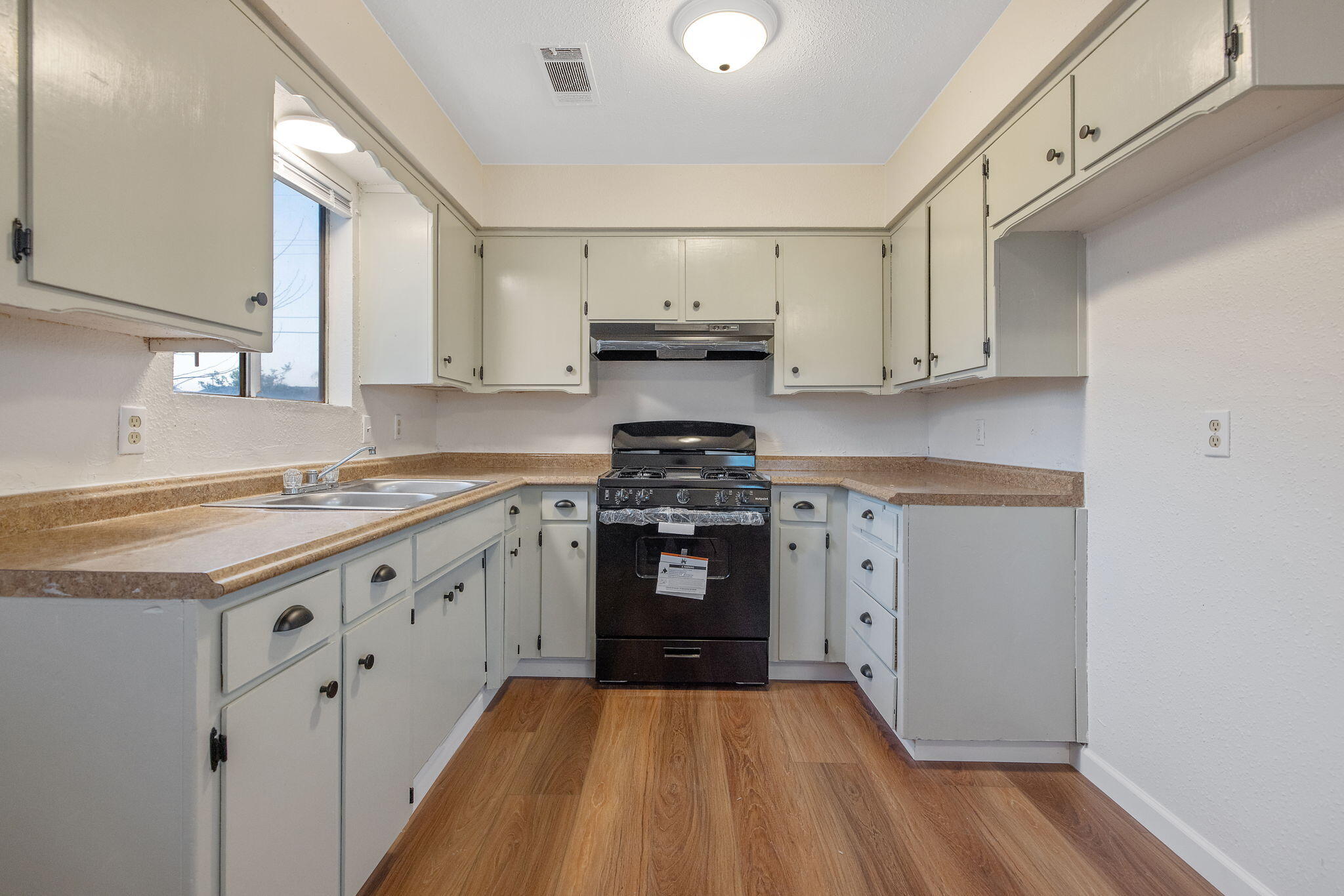 1399 Carla Ave, Pixley, CA 93256