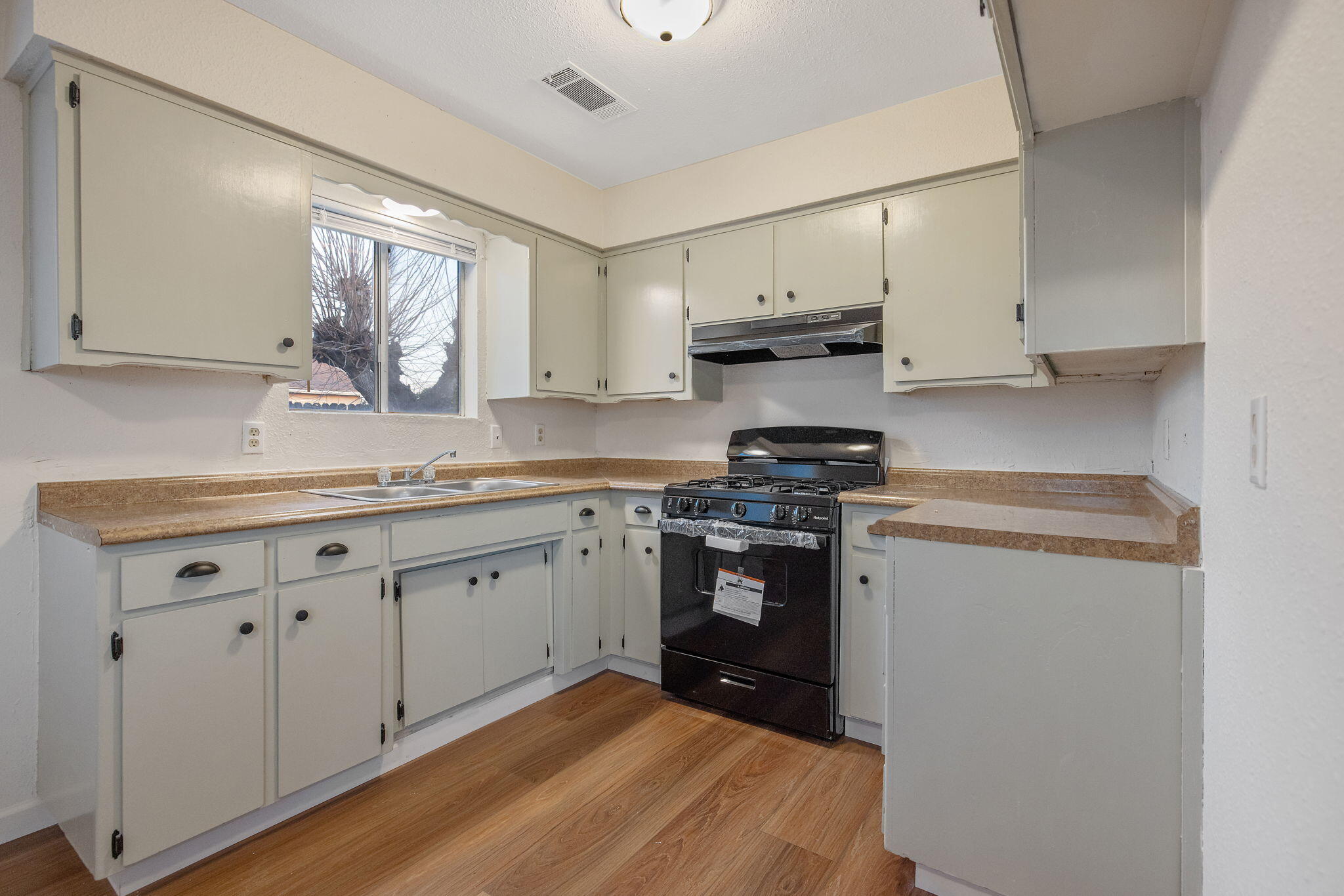 1399 Carla Ave, Pixley, CA 93256