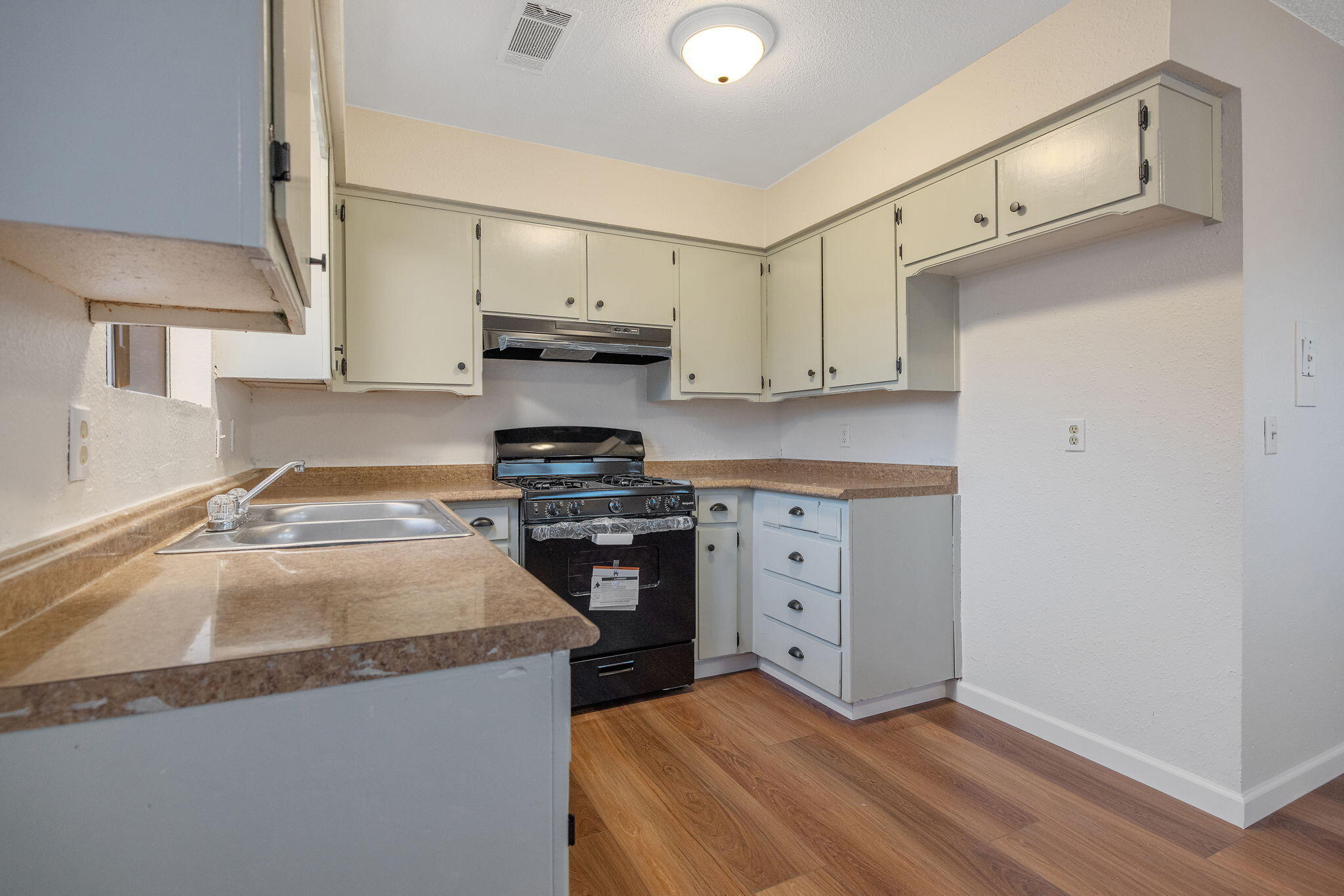 1399 Carla Ave, Pixley, CA 93256