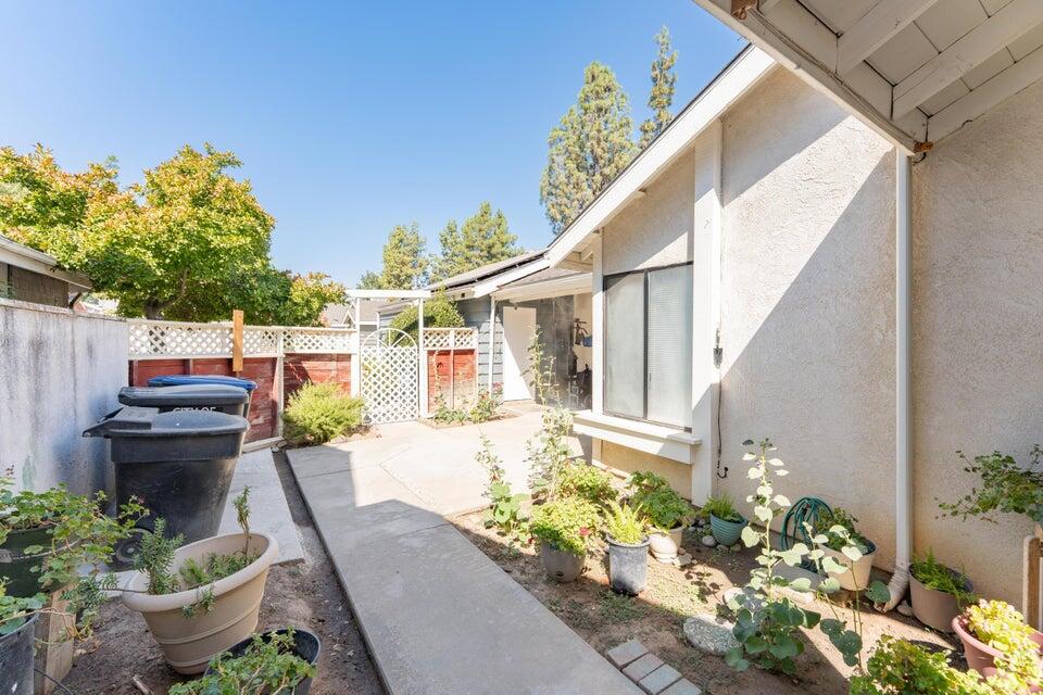 1818 S Cain Ct, Visalia, CA 93292
