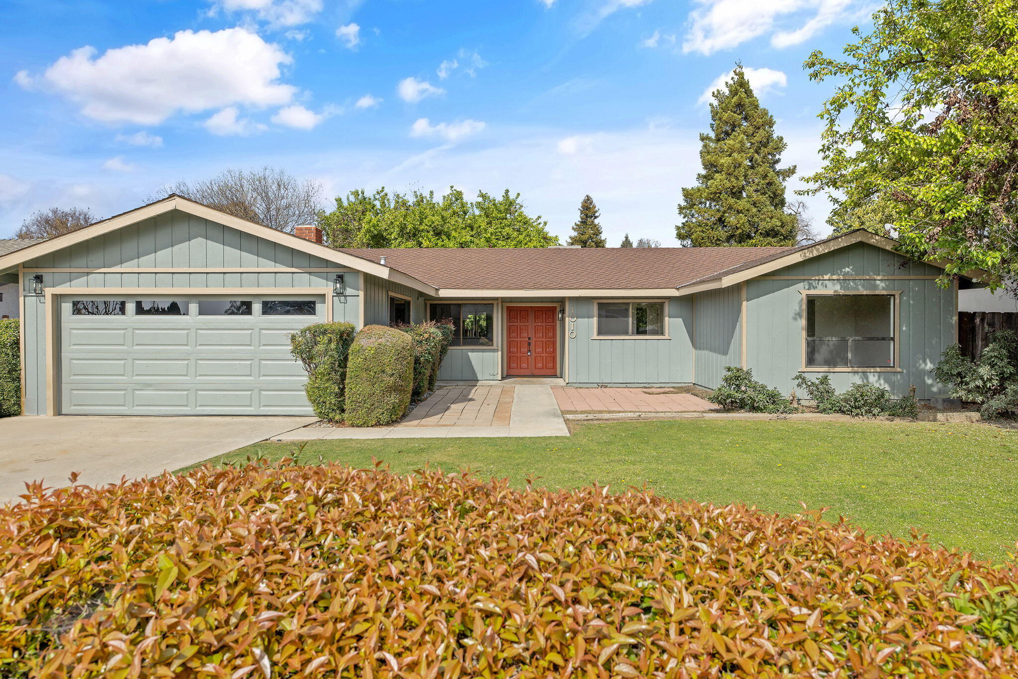 1010 W Seeger, Visalia, CA 93277