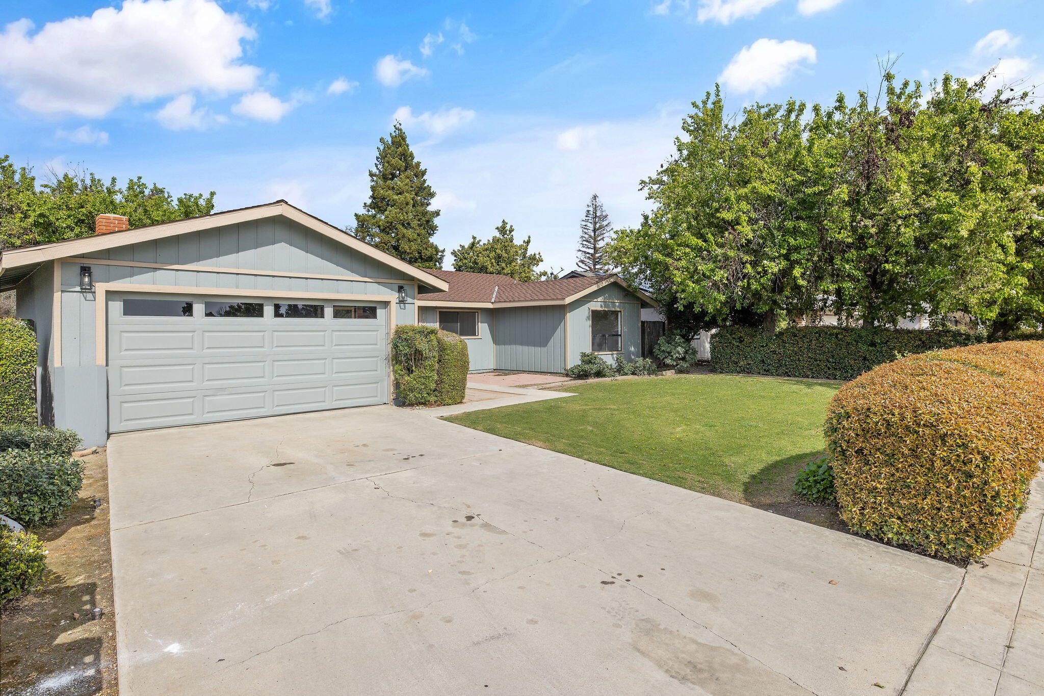 1010 W Seeger, Visalia, CA 93277