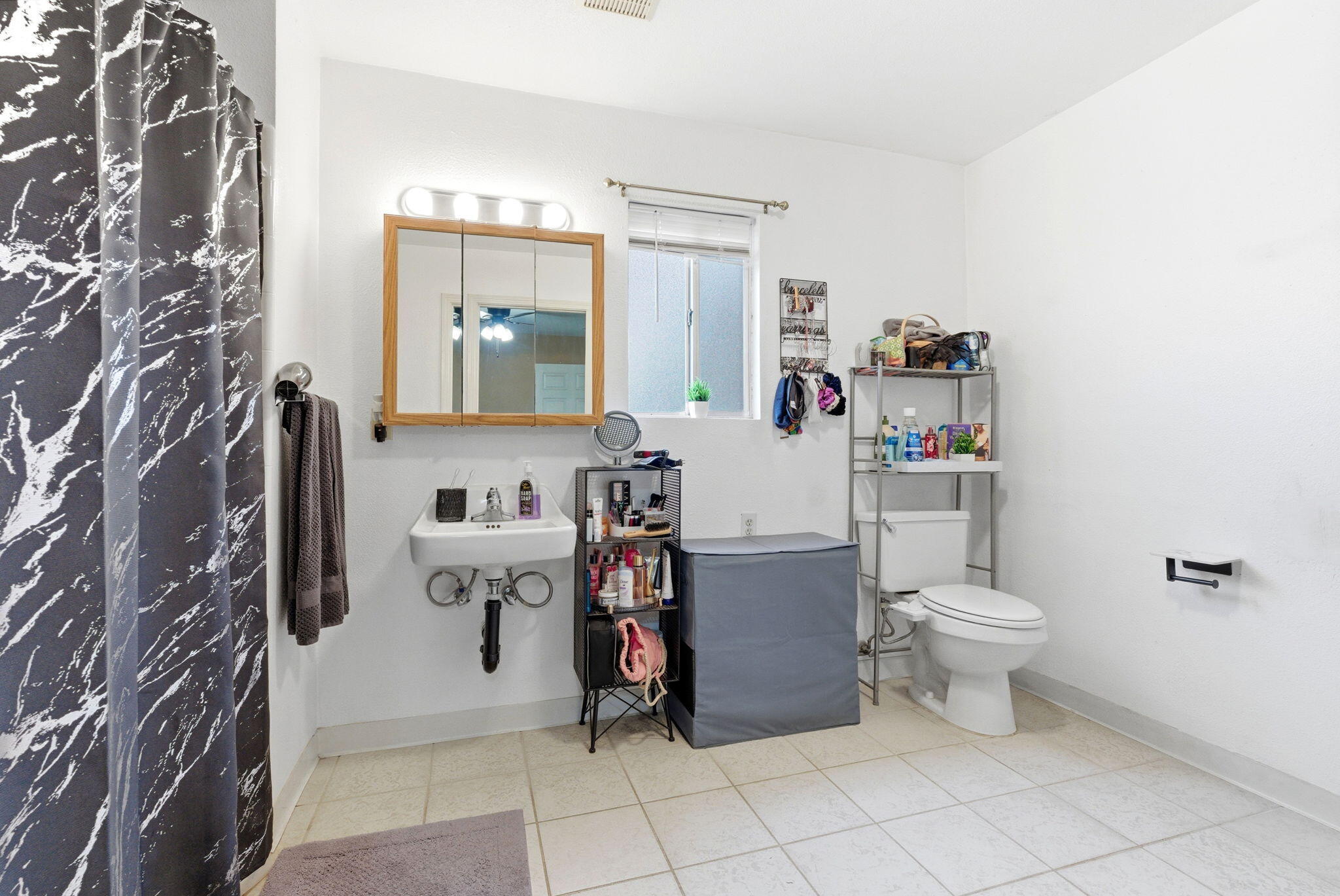 469 Pomegranate St, Woodlake, CA 93286