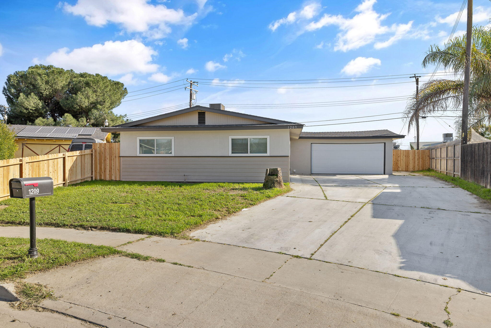 1209 Neville St, Hanford, CA 93230