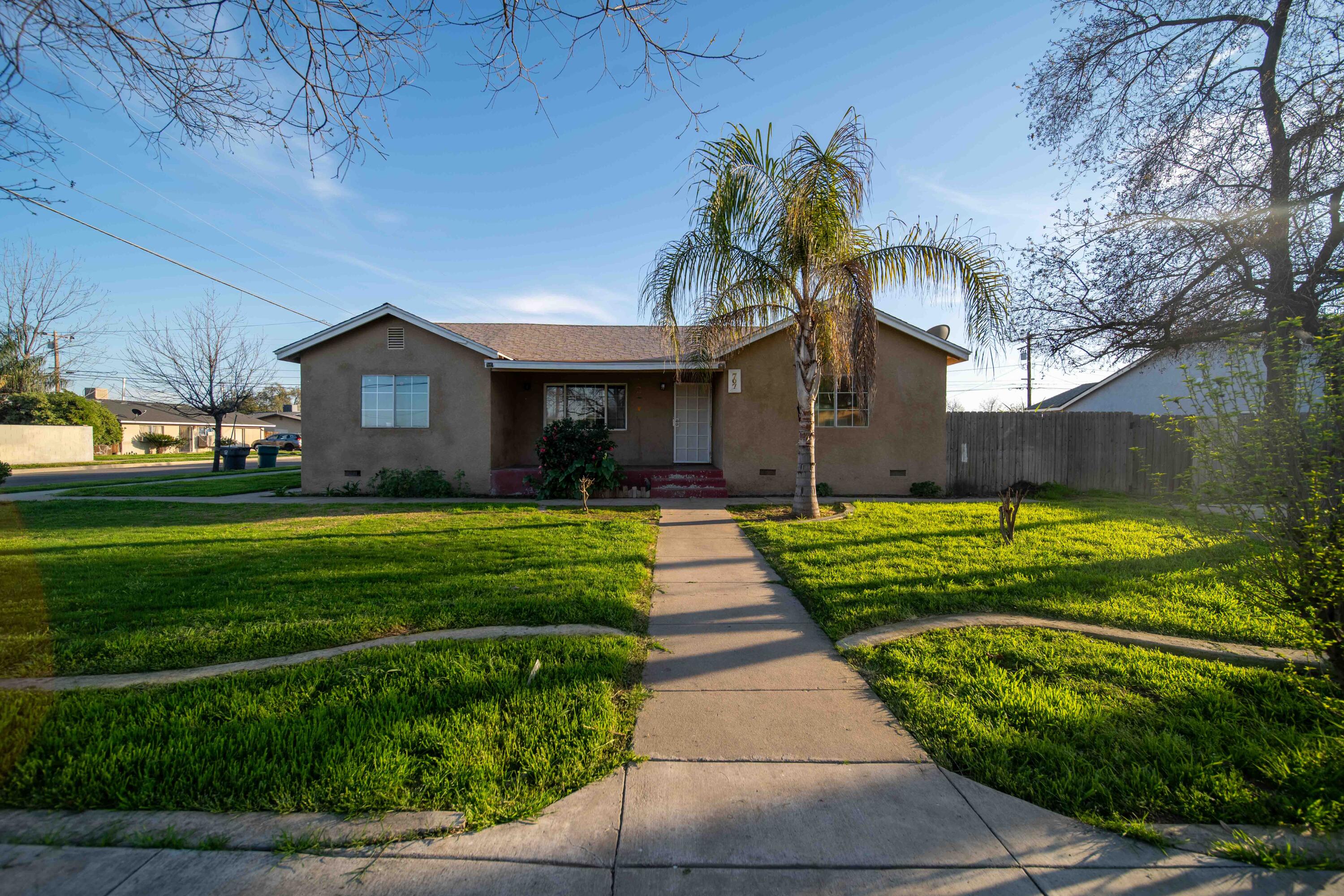 707 W Sonora Ave, Tulare, CA 93274