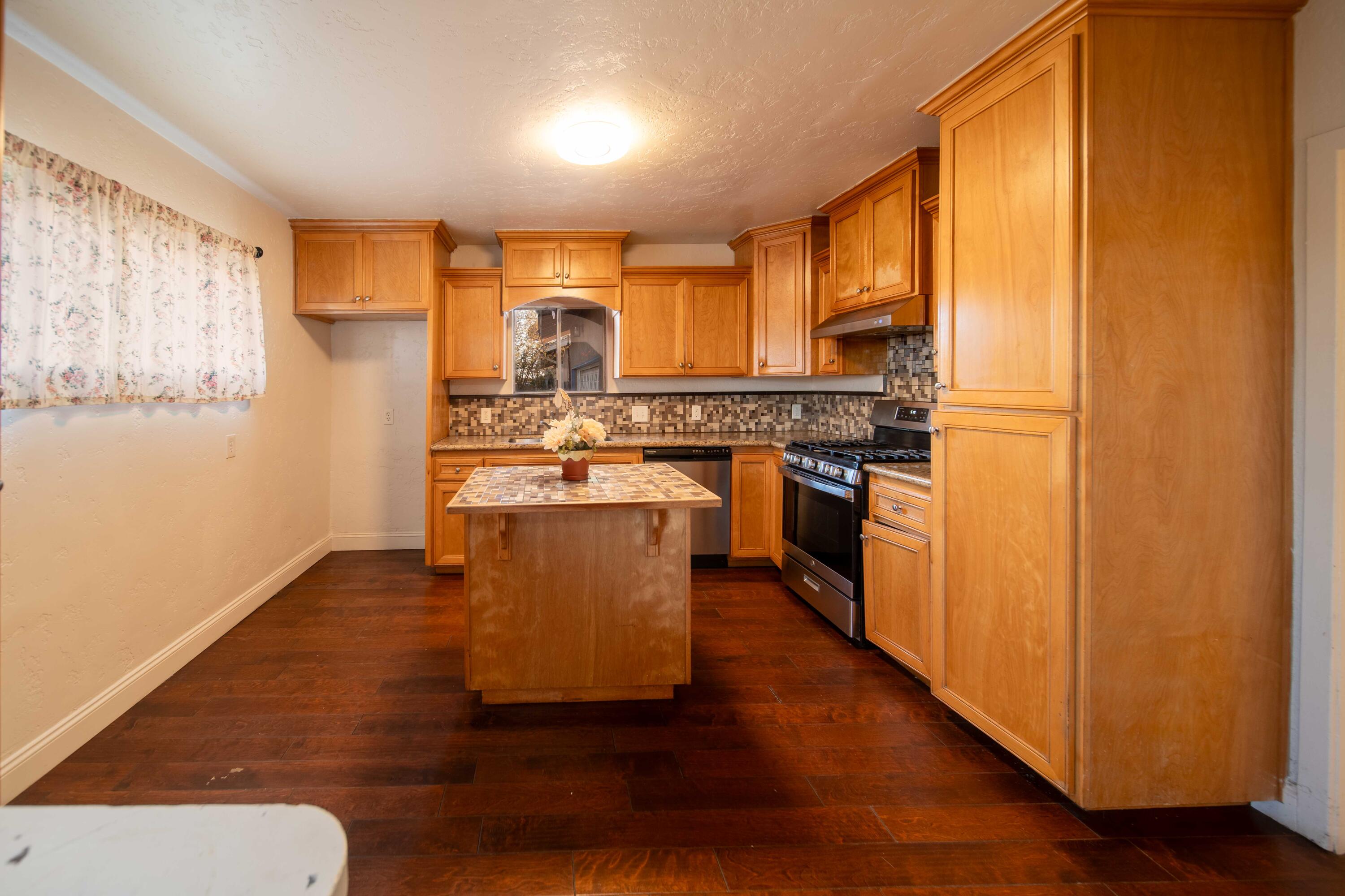 707 W Sonora Ave, Tulare, CA 93274