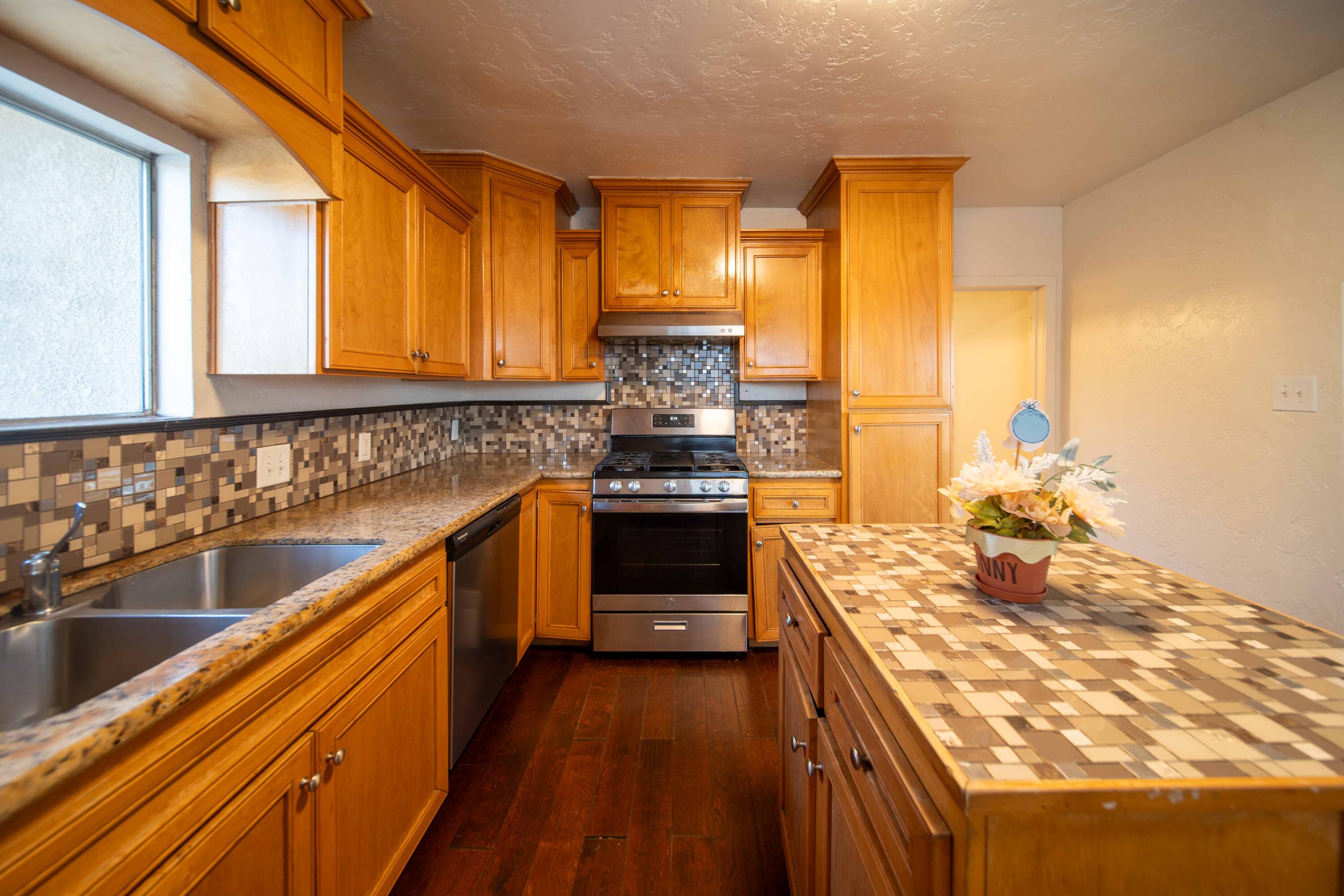 707 W Sonora Ave, Tulare, CA 93274