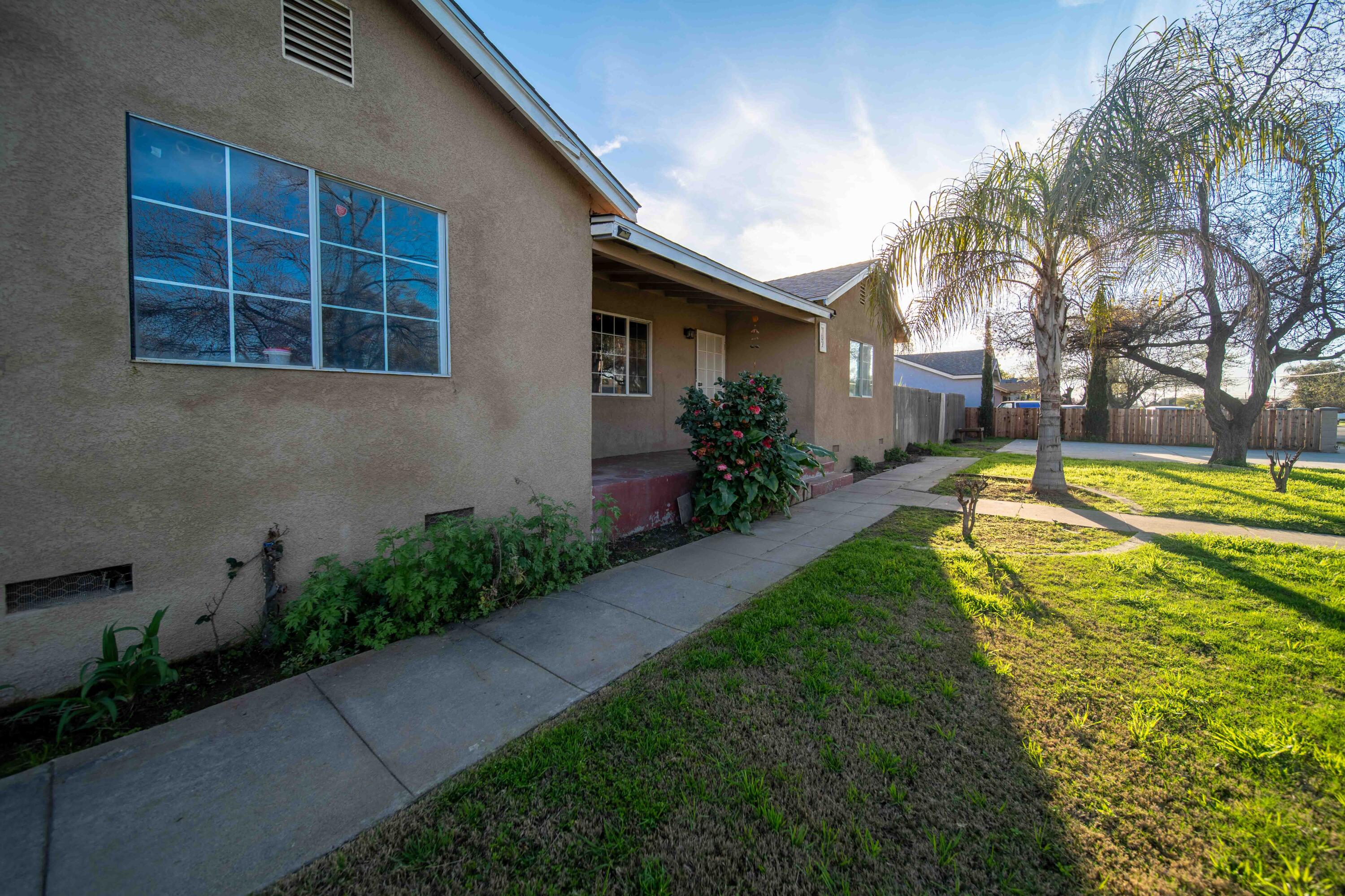 707 W Sonora Ave, Tulare, CA 93274
