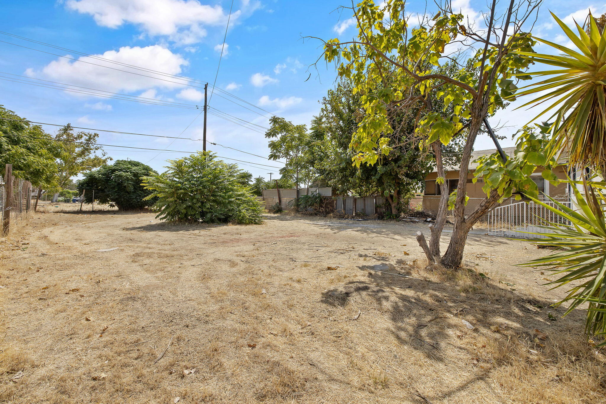 2261 S Nicholas Ave, Fresno, CA 93706