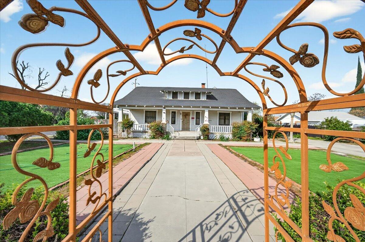 435 N Alta Ave, Dinuba, CA 93618