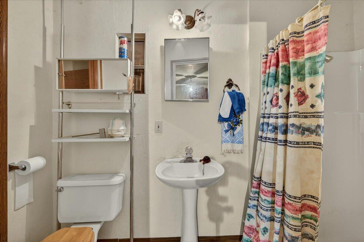 435 N Alta Ave, Dinuba, CA 93618