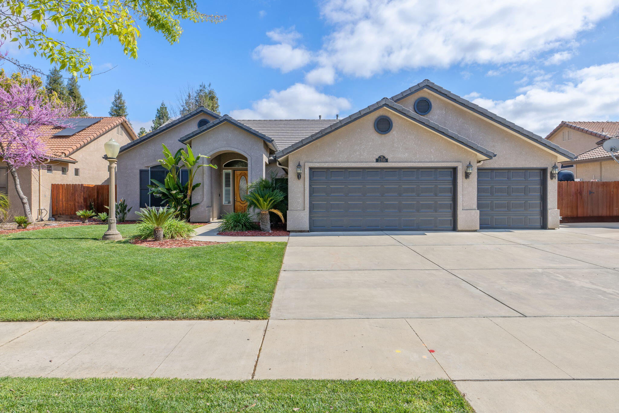 2316 N Carson Ct, Visalia, CA 93291