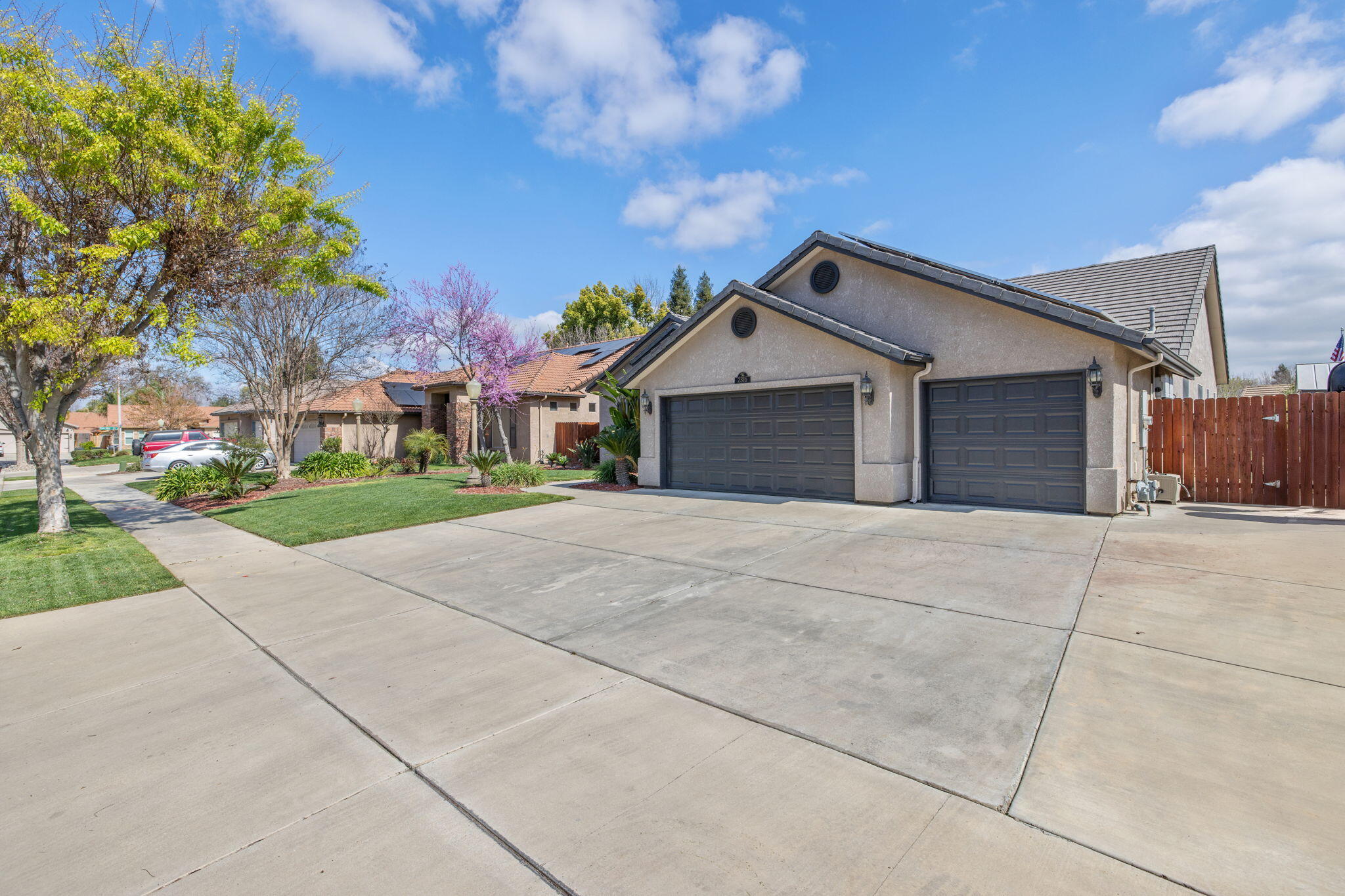 2316 N Carson Ct, Visalia, CA 93291