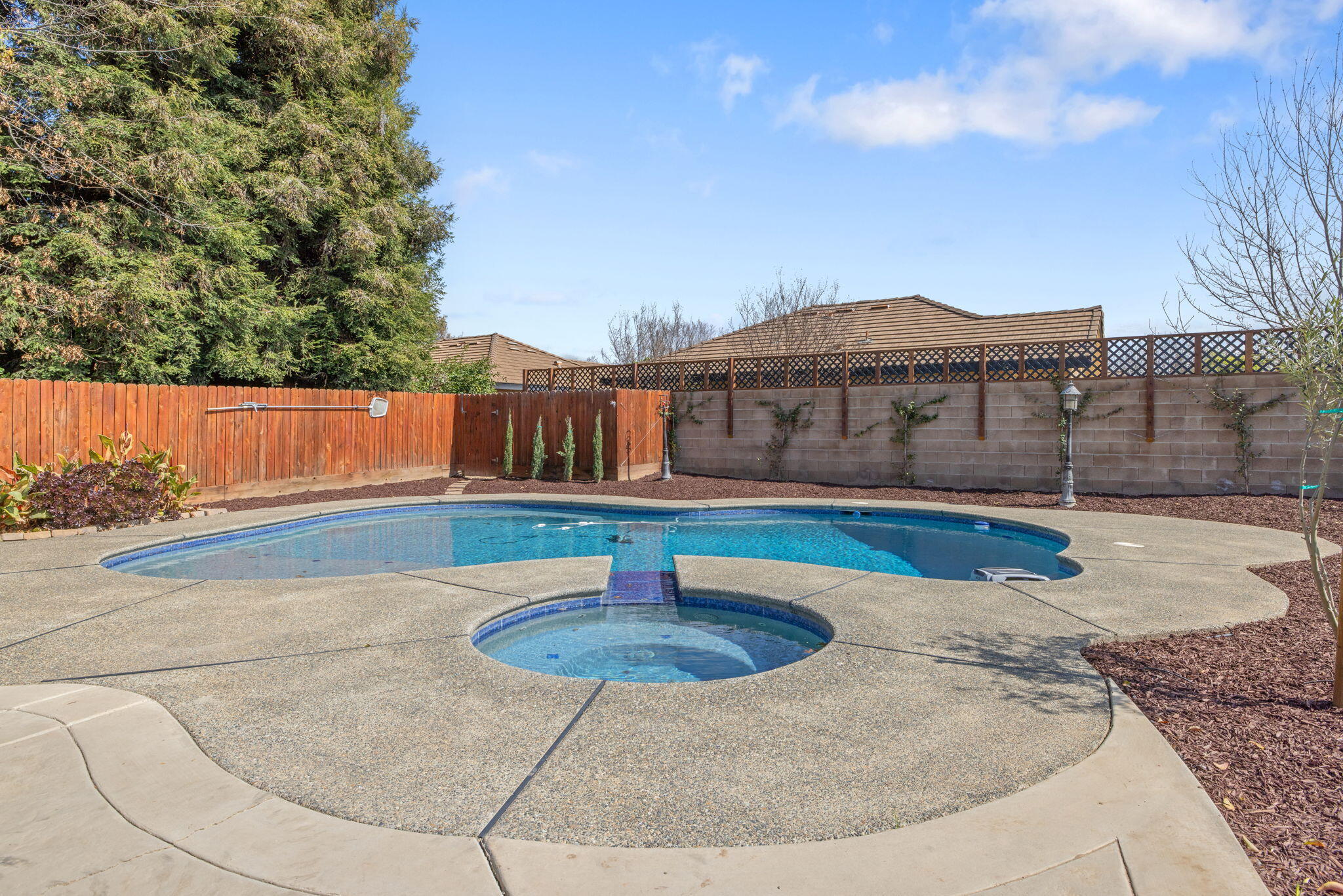 2316 N Carson Ct, Visalia, CA 93291