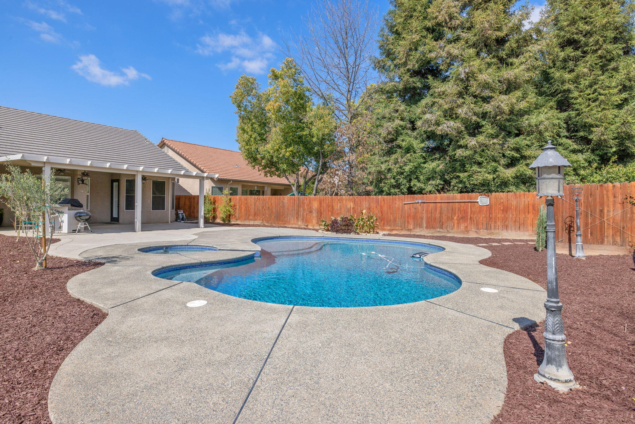 2316 N Carson Ct, Visalia, CA 93291