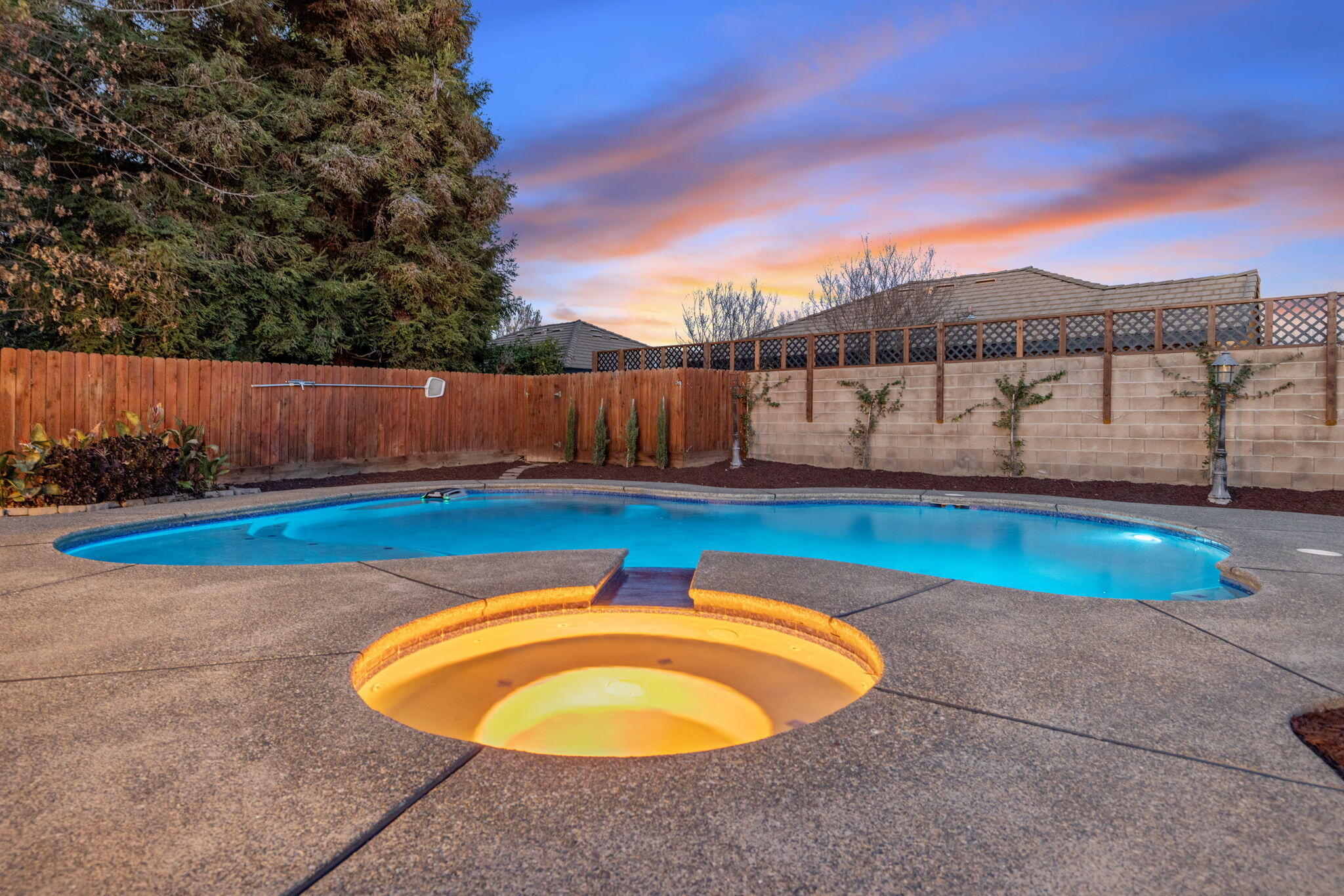 2316 N Carson Ct, Visalia, CA 93291