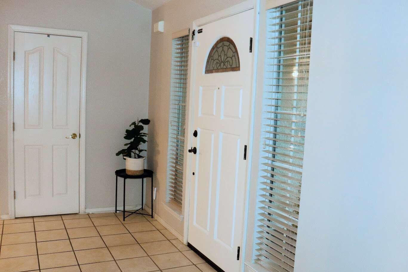 1022 N Crenshaw Ct, Visalia, CA 93291