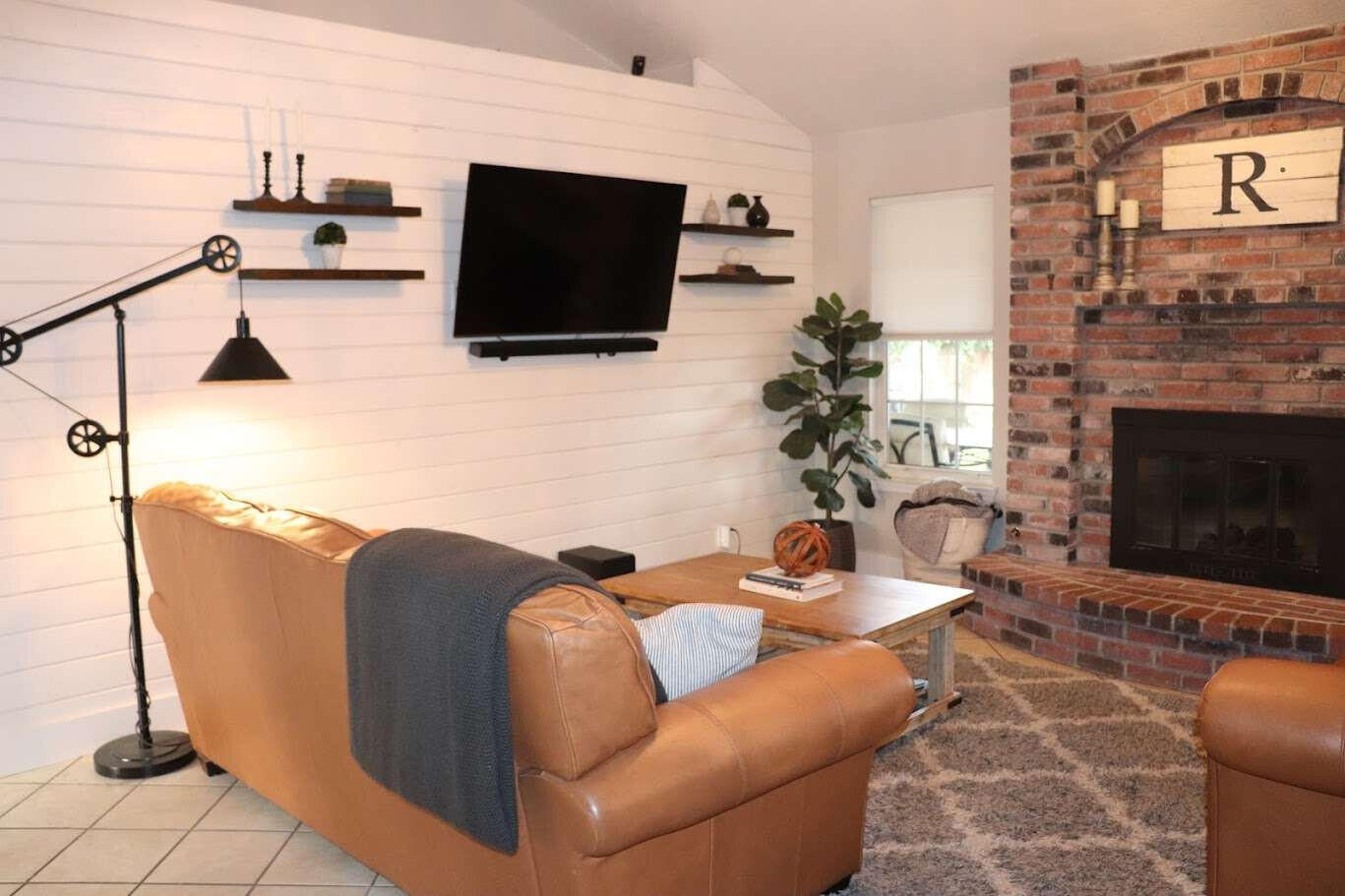 1022 N Crenshaw Ct, Visalia, CA 93291