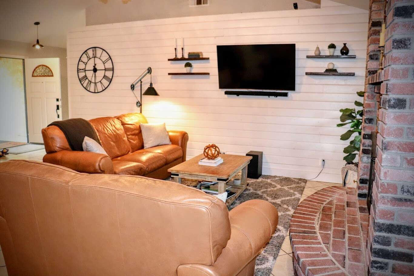 1022 N Crenshaw Ct, Visalia, CA 93291