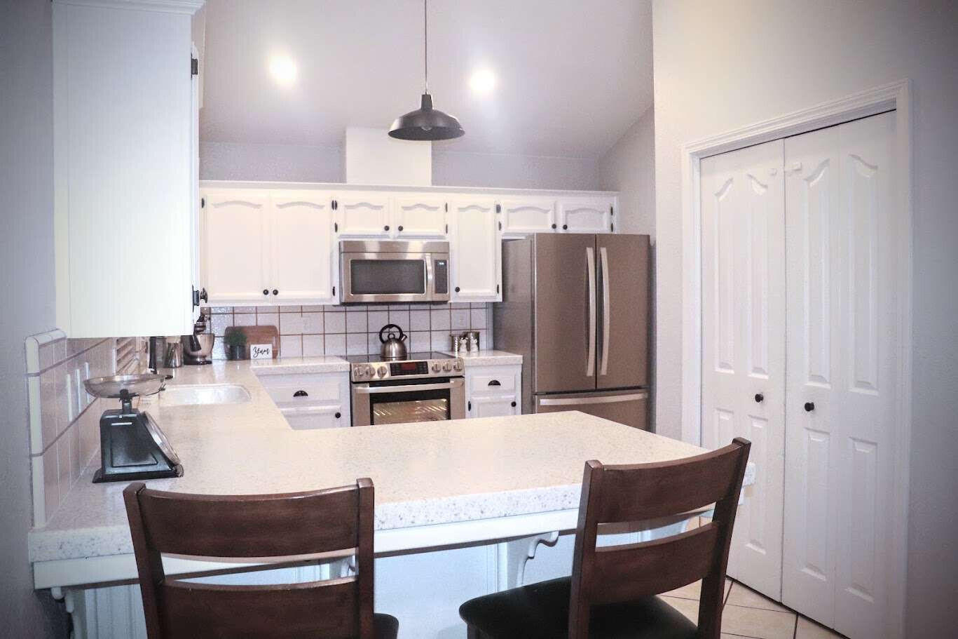 1022 N Crenshaw Ct, Visalia, CA 93291