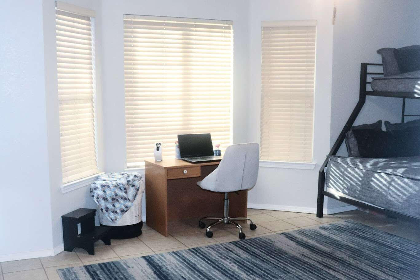 1022 N Crenshaw Ct, Visalia, CA 93291