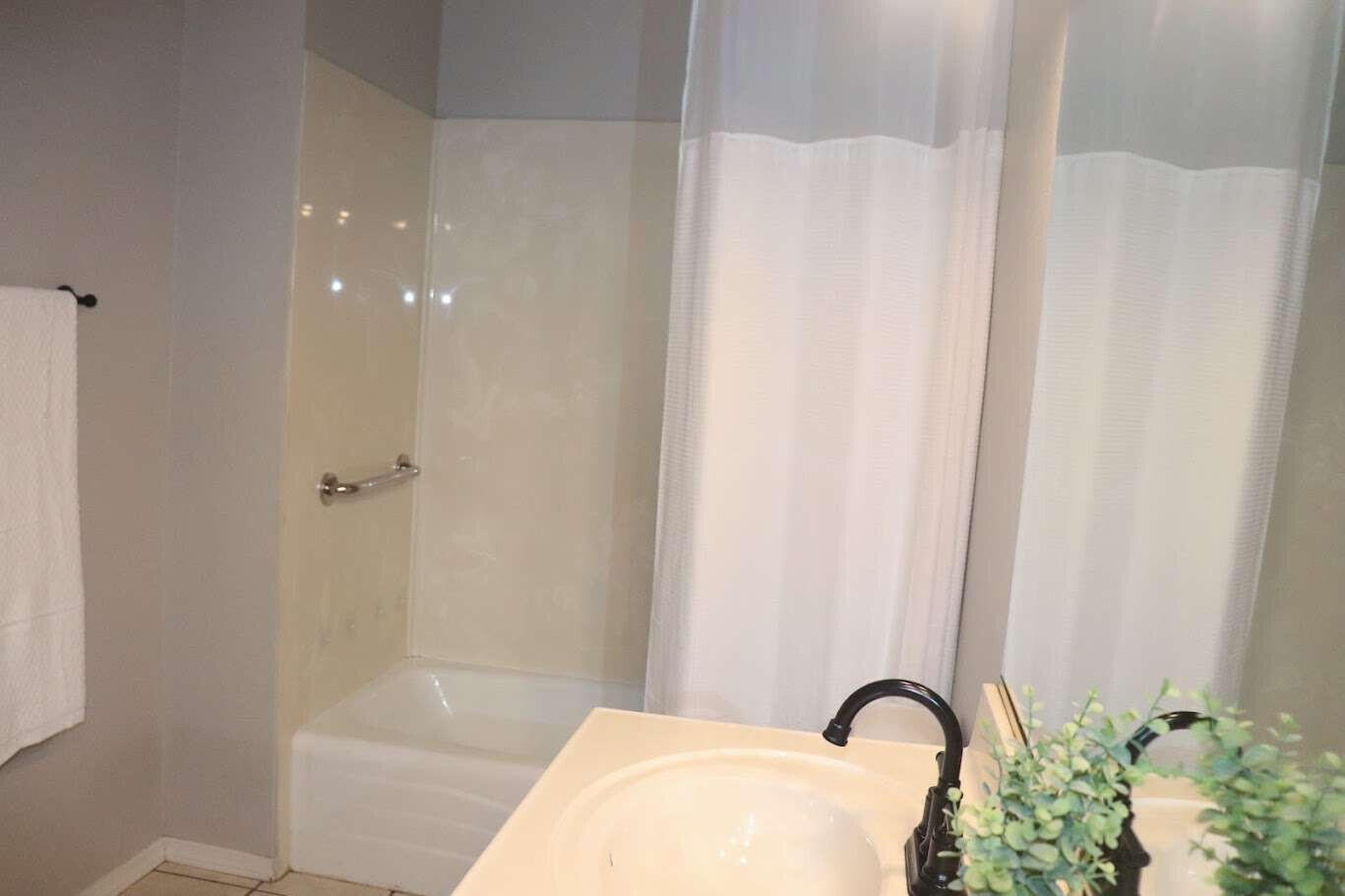 1022 N Crenshaw Ct, Visalia, CA 93291